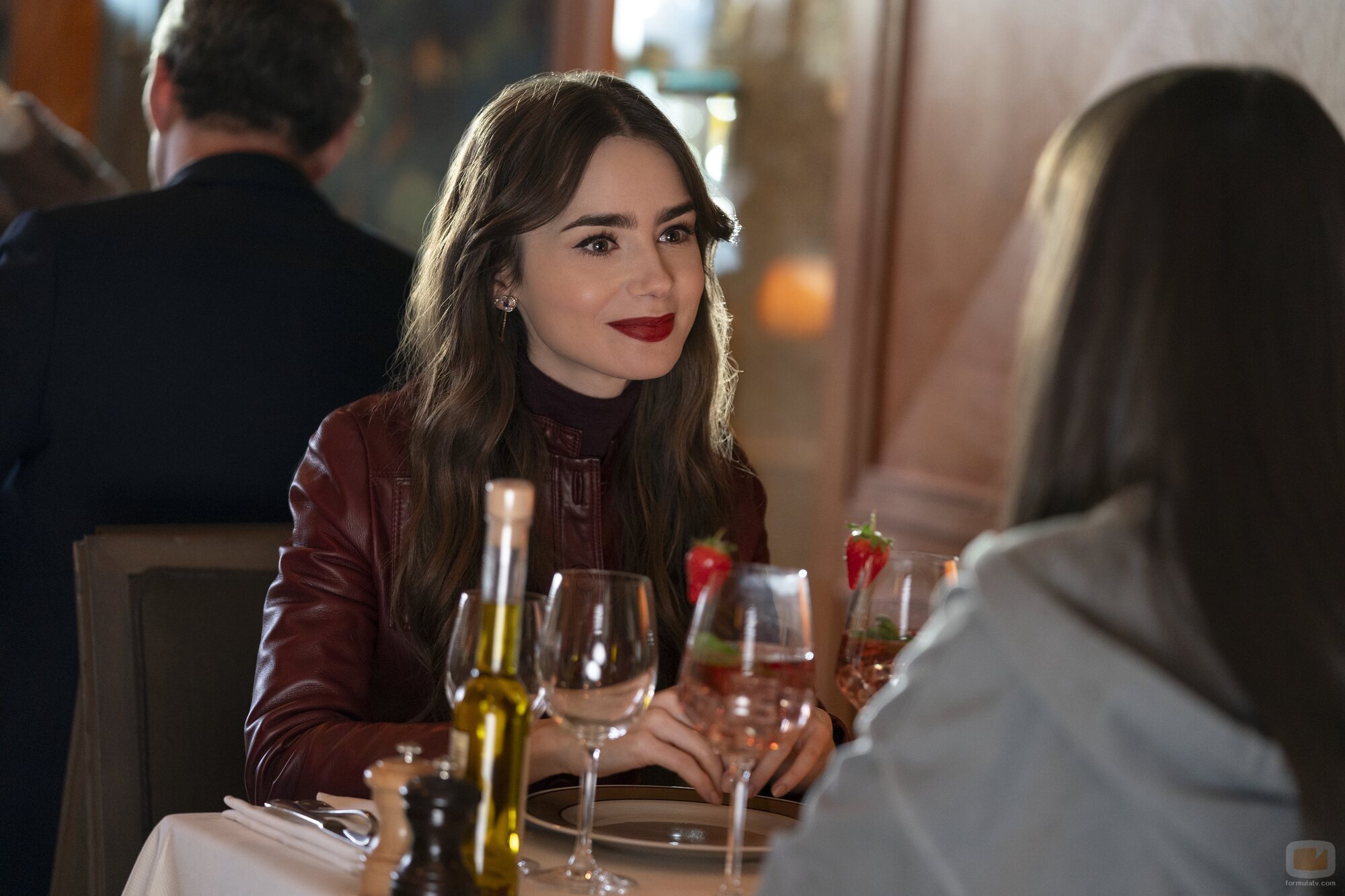 Foto de Lily Collins en el 4x07 de 'Emily en París'