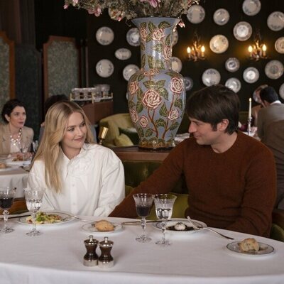 Lucas Bravo y Camille Razat en 'Problemas de comunicación' de 'Emily en París'