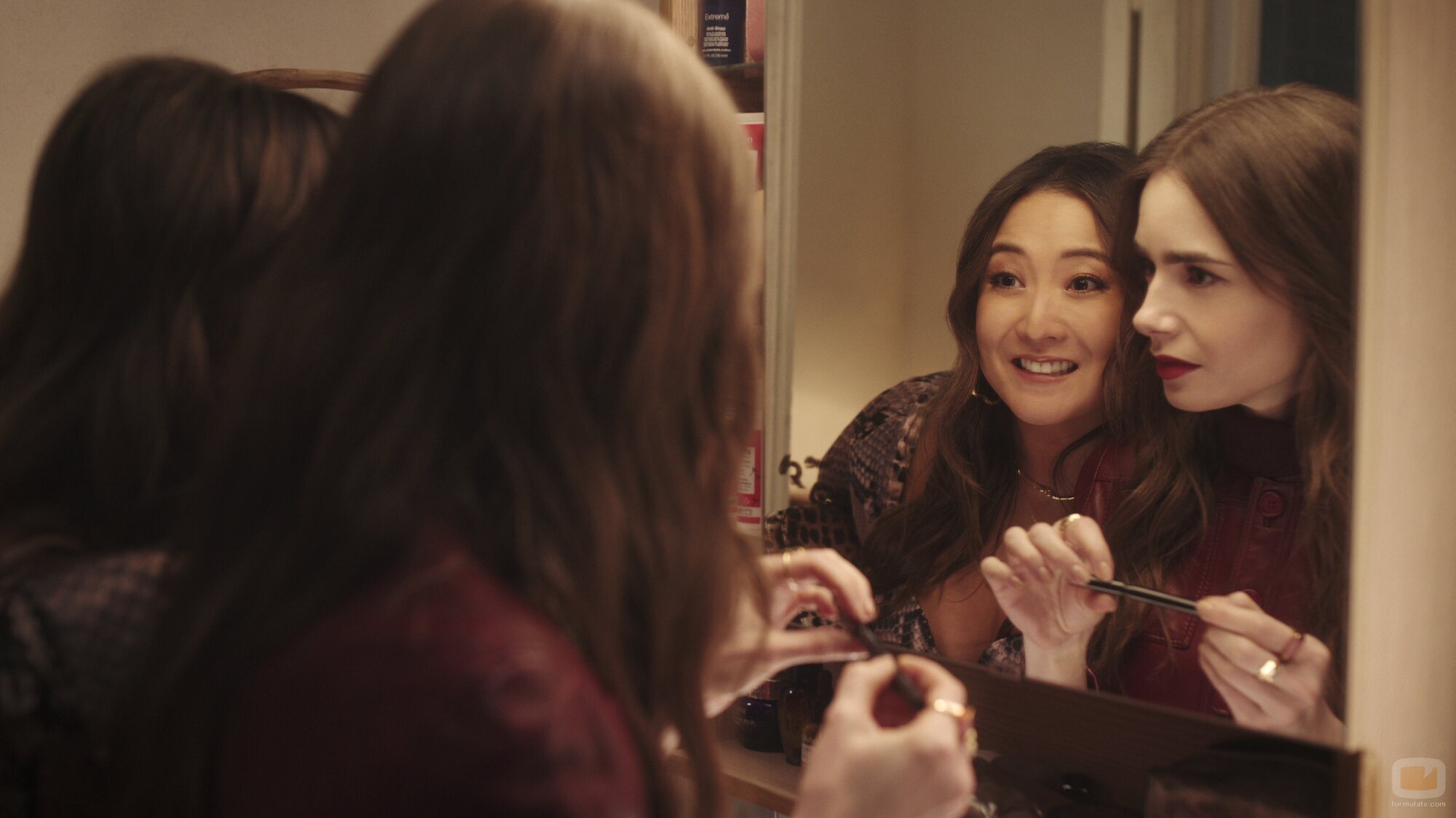 Lily Collins y Ashley Park en el 4x07 de 'Emily in Paris'