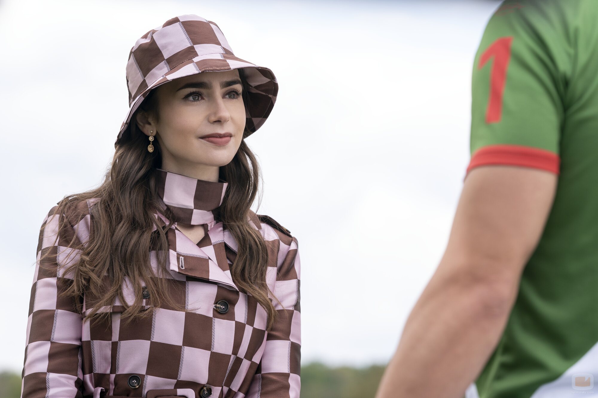Lily Collins en el 'De vuelta a Le Crazy Horse' de 'Emily in Paris'