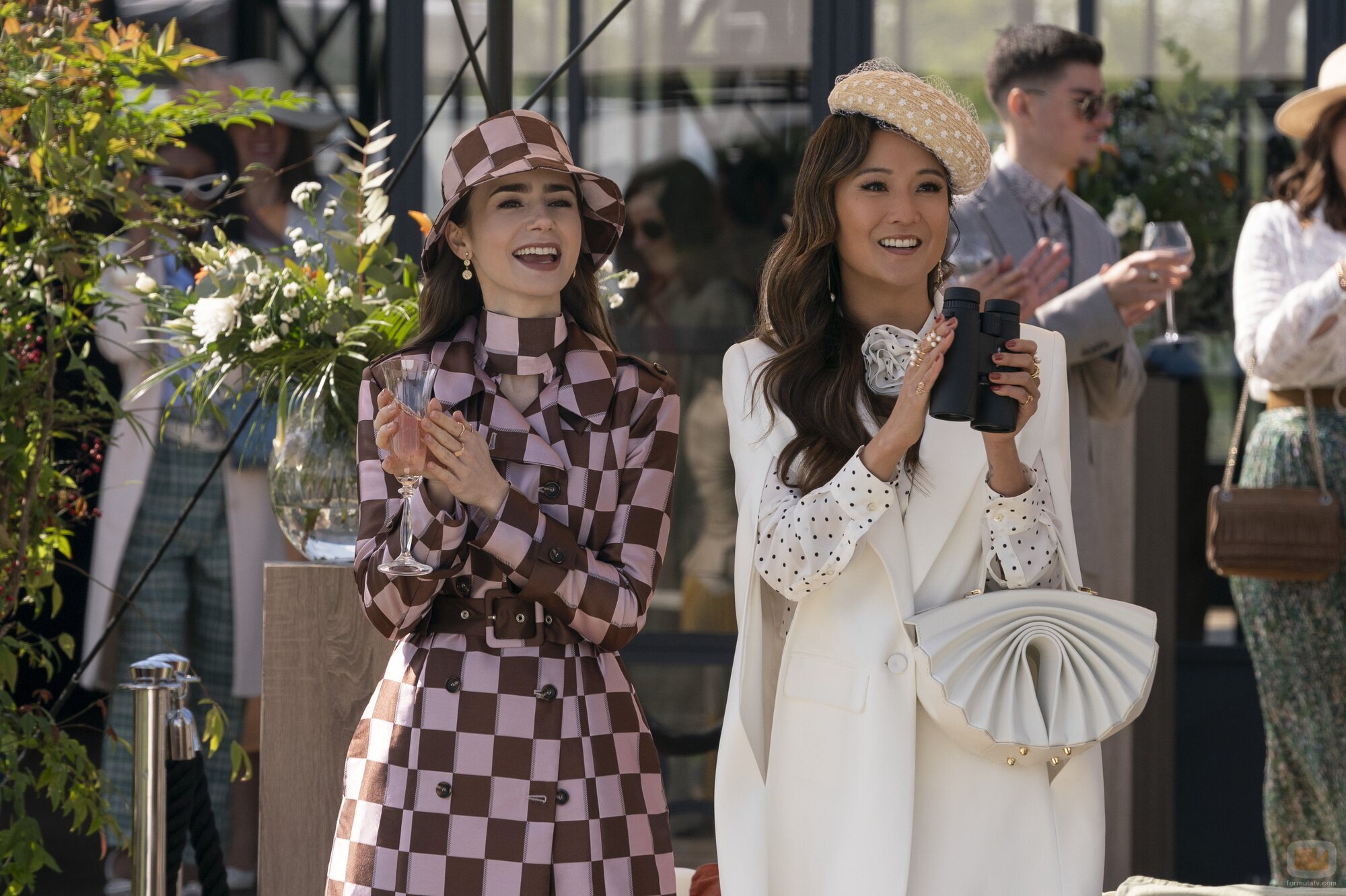 Lily Collins y Ashley Park en el 'De vuelta a Le Crazy Horse' de 'Emily in Paris'