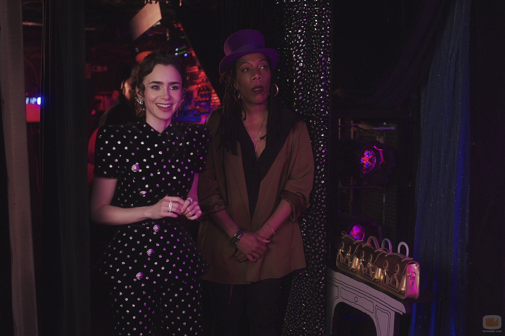 Lily Collins en 'De vuelta a Le Crazy Horse' de 'Emily en París'
