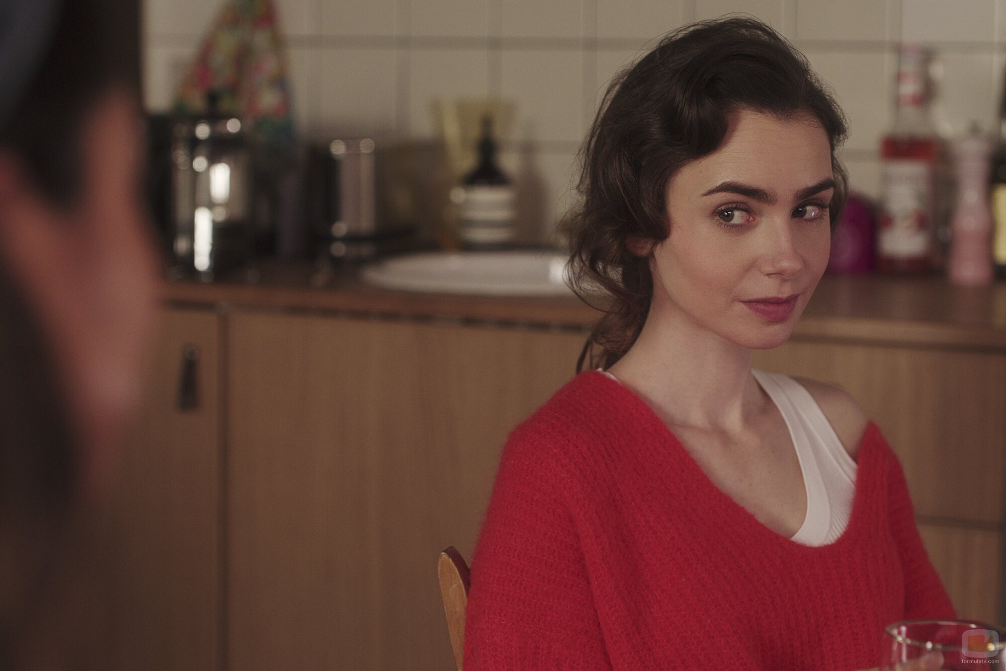 Still de Lily Collins en el 'De vuelta a Le Crazy Horse' de 'Emily in Paris'