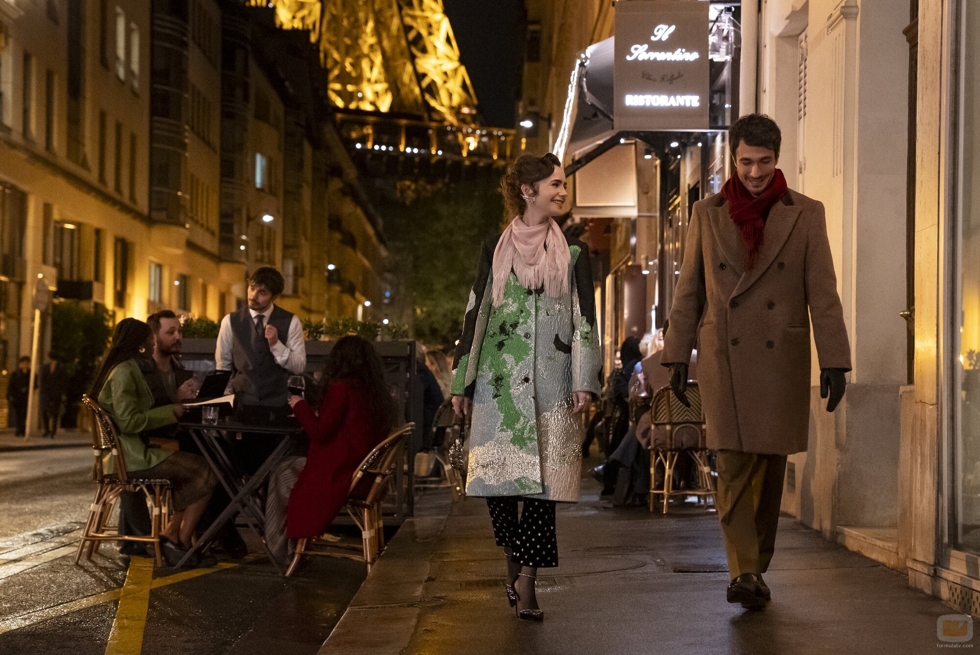 Lily Collins y Eugenio Franceschini en 'De vuelta a Le Crazy Horse' de 'Emily en París'