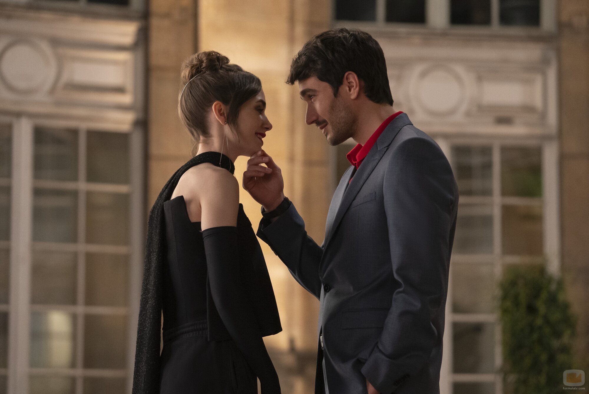 Lily Collins y Eugenio Franceschini en el 4x08 de 'Emily in Paris'