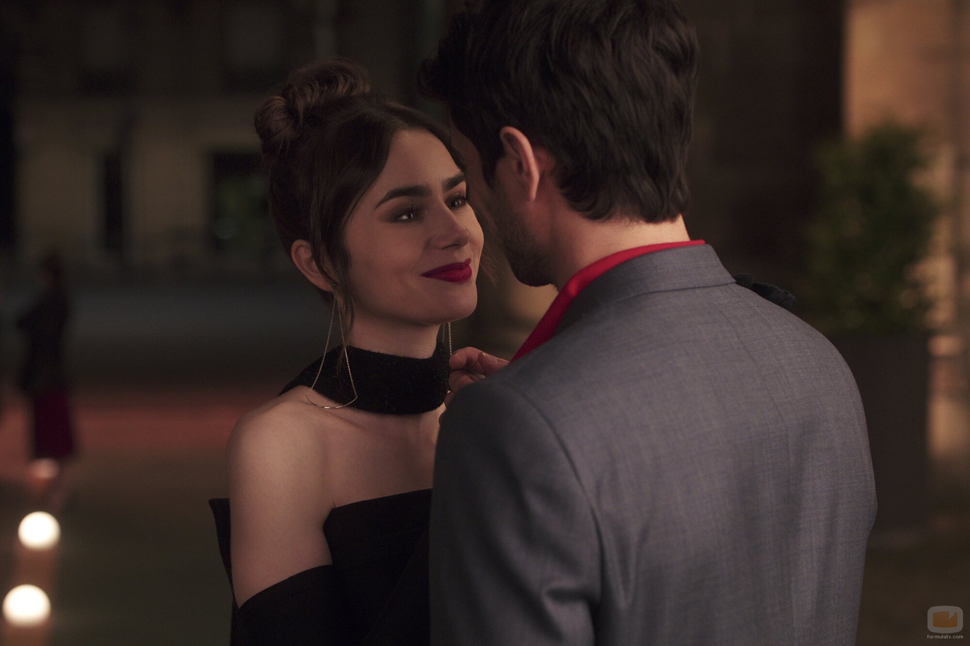 Foto de Lily Collins en el 'De vuelta a Le Crazy Horse' de 'Emily in Paris'