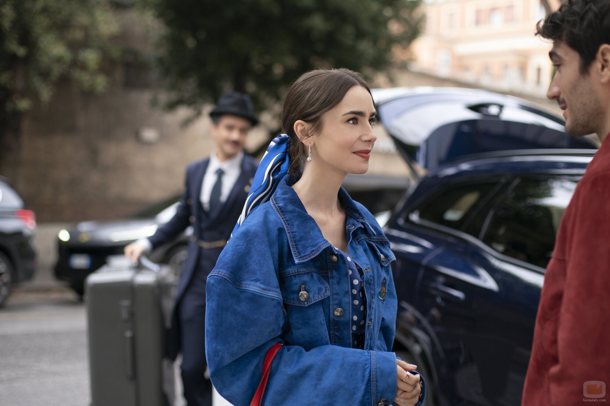 Lily Collins y Eugenio Franceschini en 'Escapada romana' de 'Emily en París'