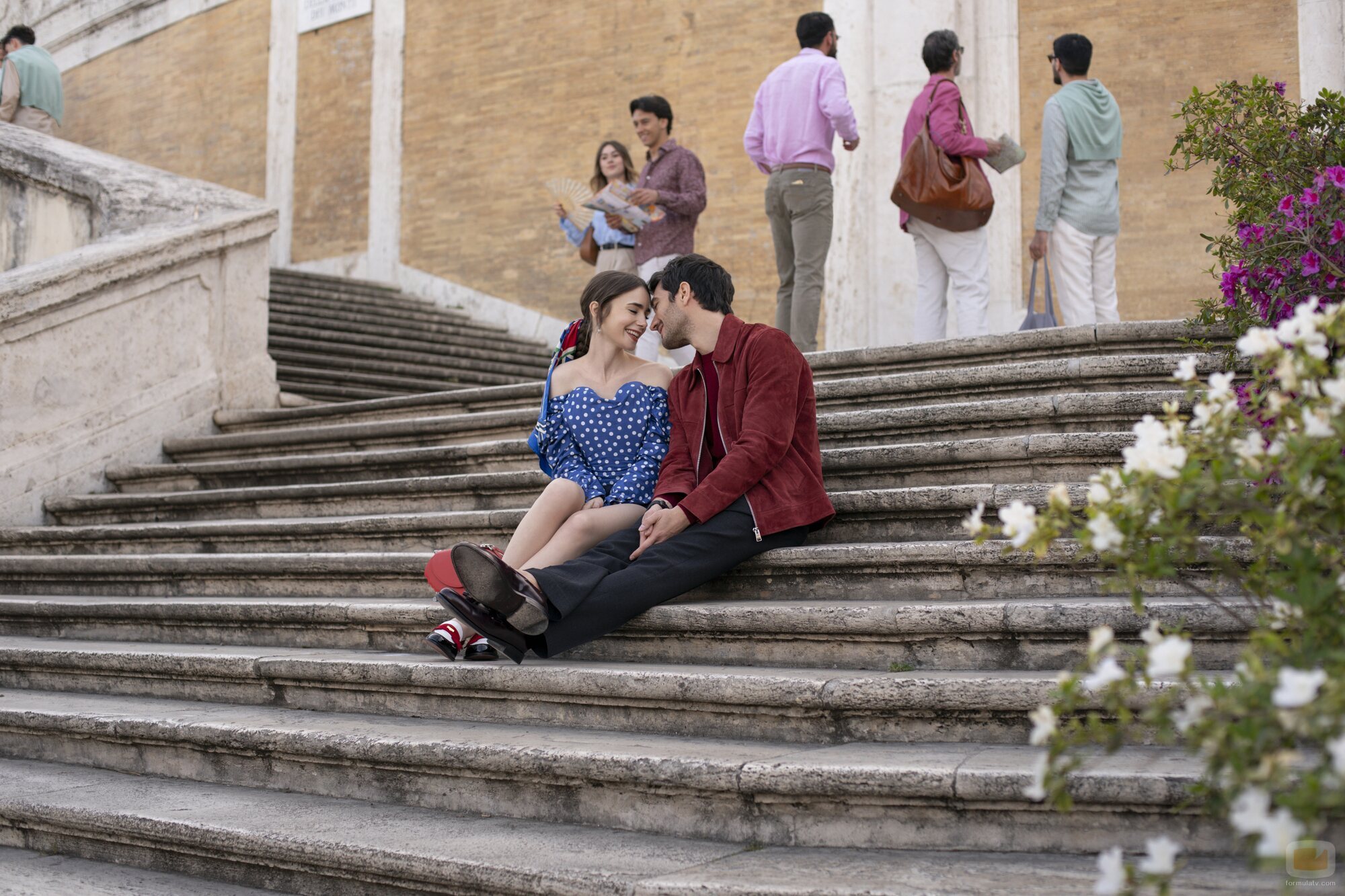 Lily Collins y Eugenio Franceschini en el 'Escapada romana' de 'Emily in Paris'