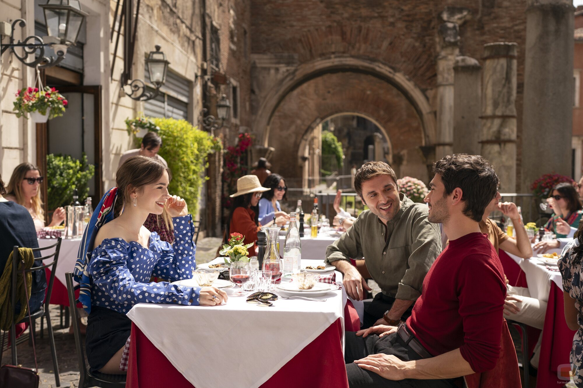 Still de Lily Collins y Eugenio Franceschini en el 4x09 de 'Emily en París'