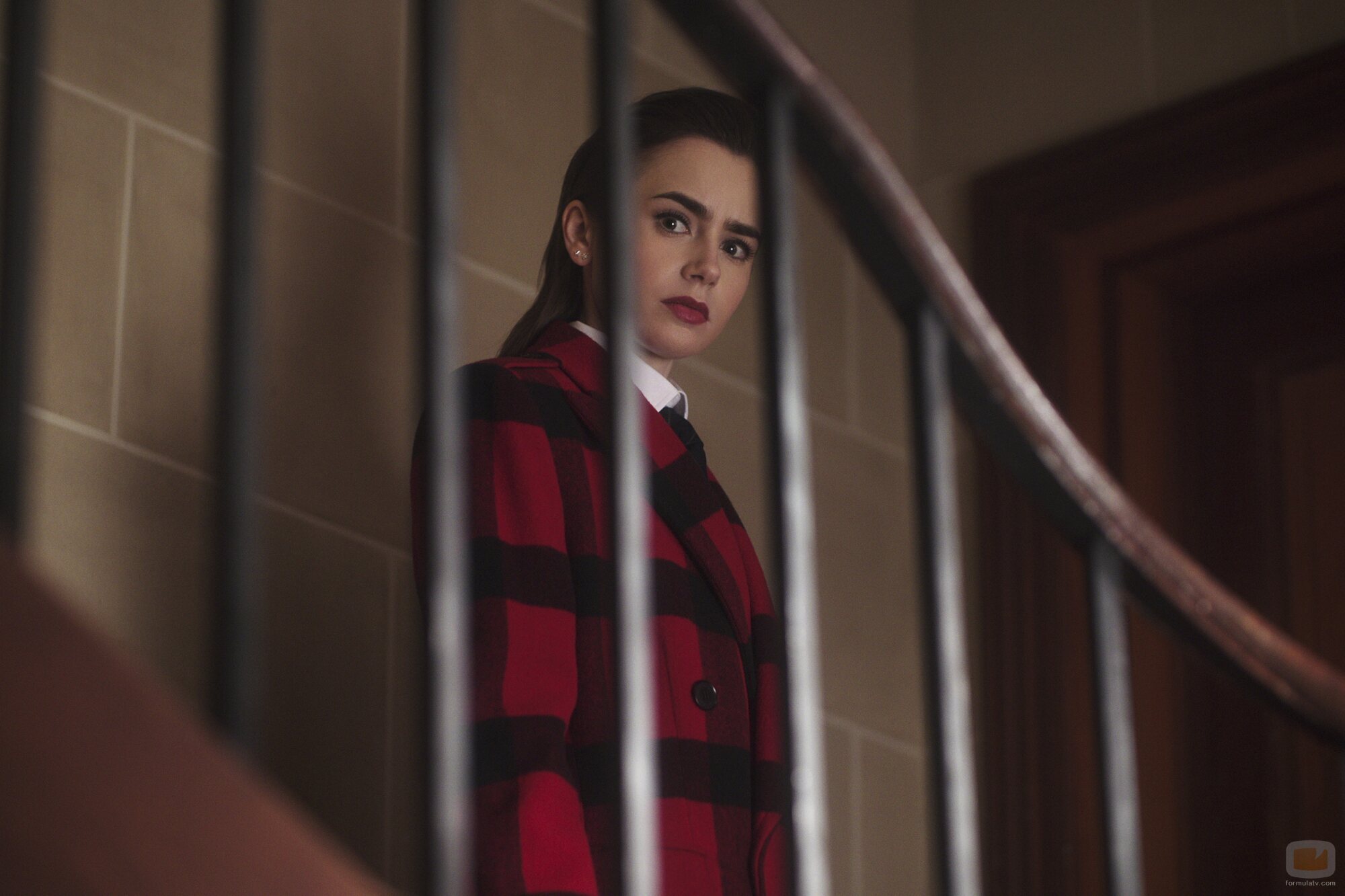 Still de Lily Collins en el 4x09 de 'Emily in Paris'