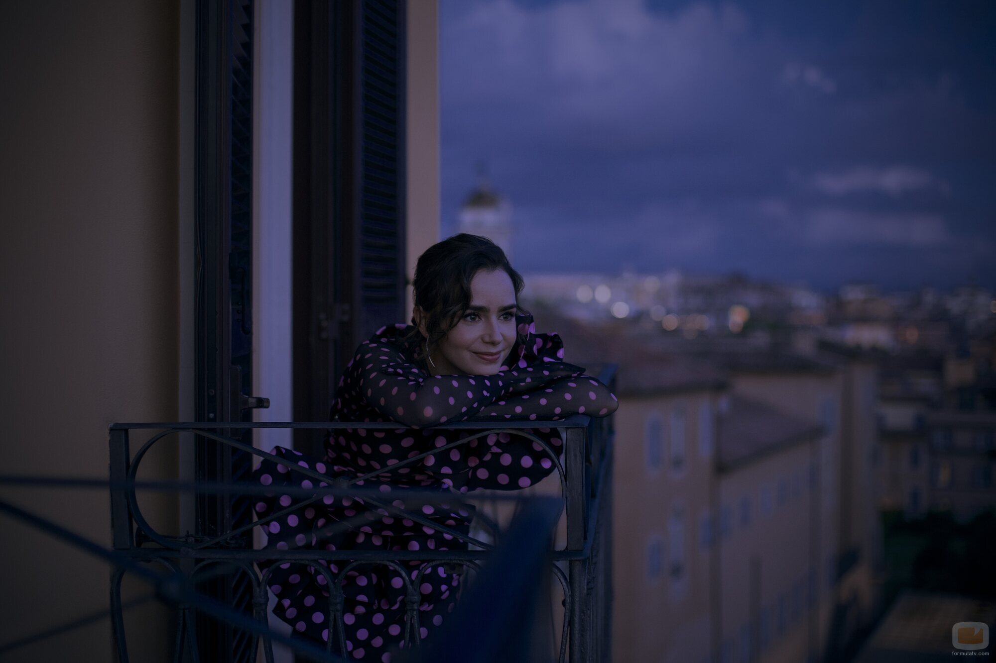 Imagen de Lily Collins en 'Escapada romana' de 'Emily en París'