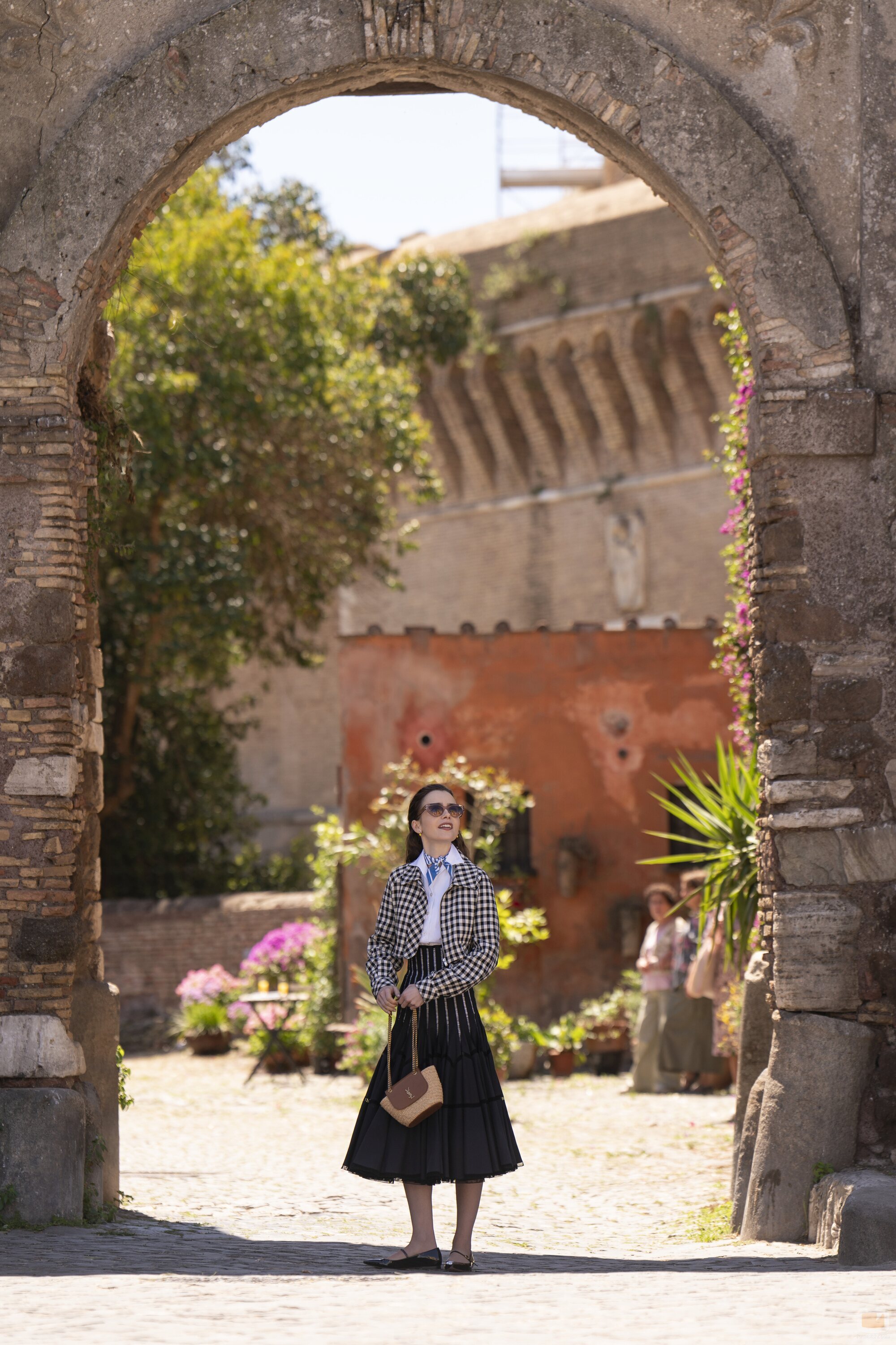 Imagen de Lily Collins en 'Todos los caminos conducen a Roma' de 'Emily en París'