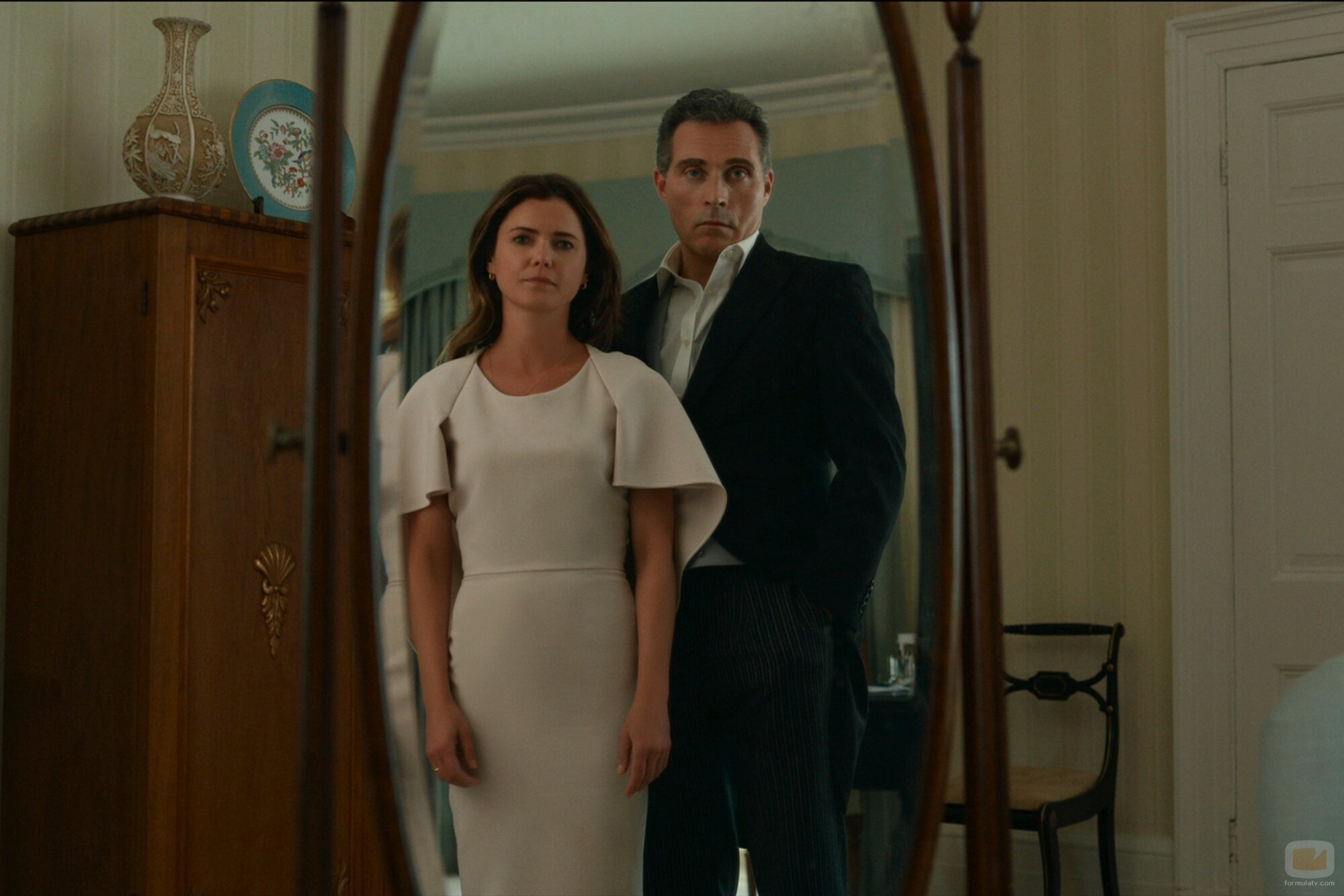 Keri Russell y Rufus Sewell en 'Con un toque de cenicienta' de 'The Diplomat'