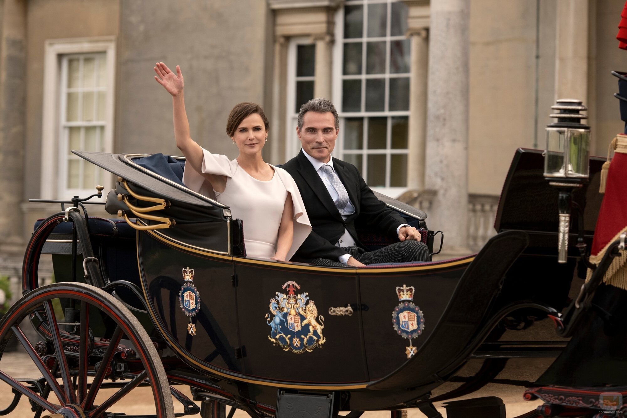 Keri Russell y Rufus Sewell en el 1x01 de 'La diplomática'