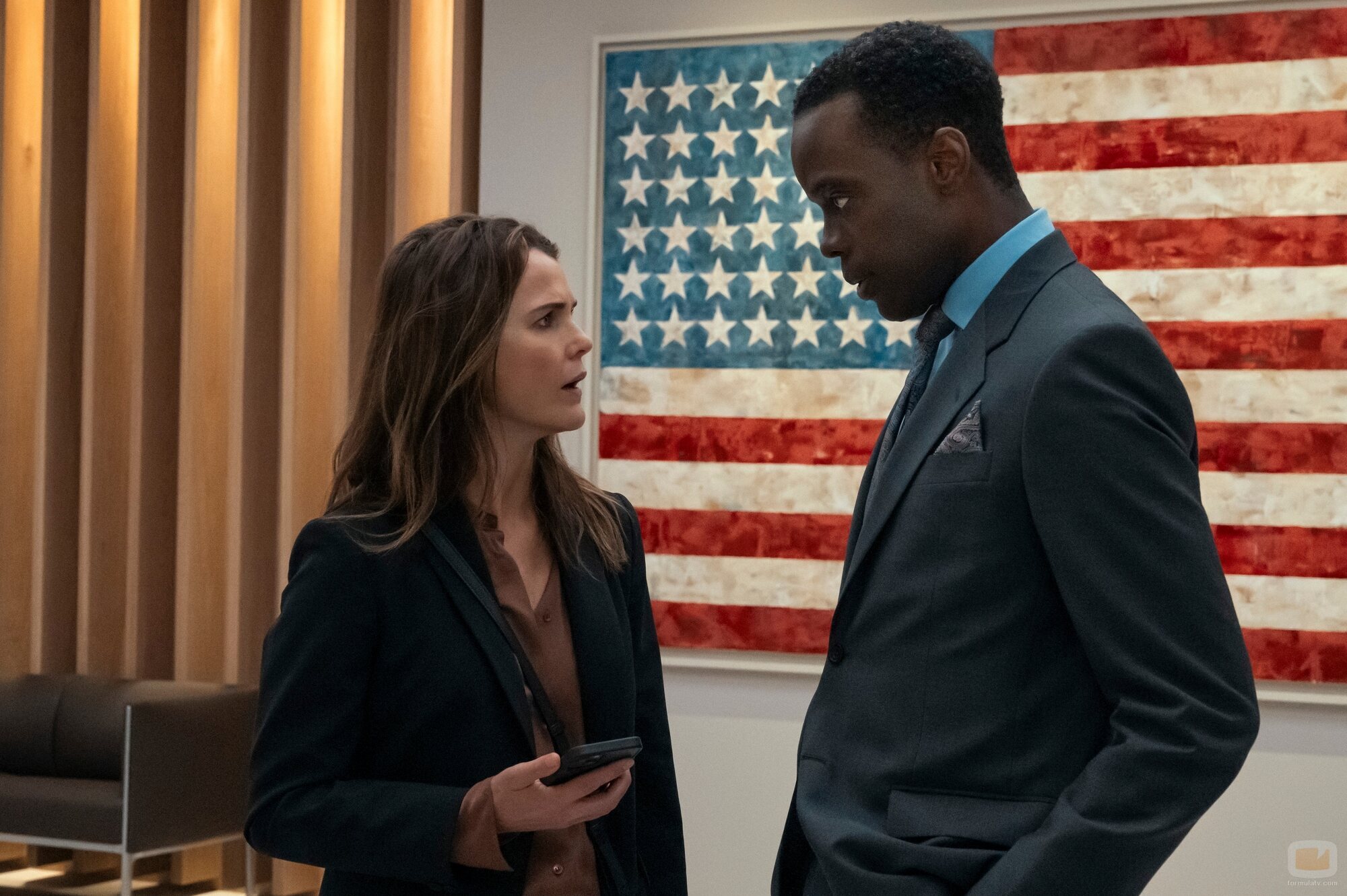 Keri Russell y Ato Essandoh en el 1x01 de 'La diplomática'