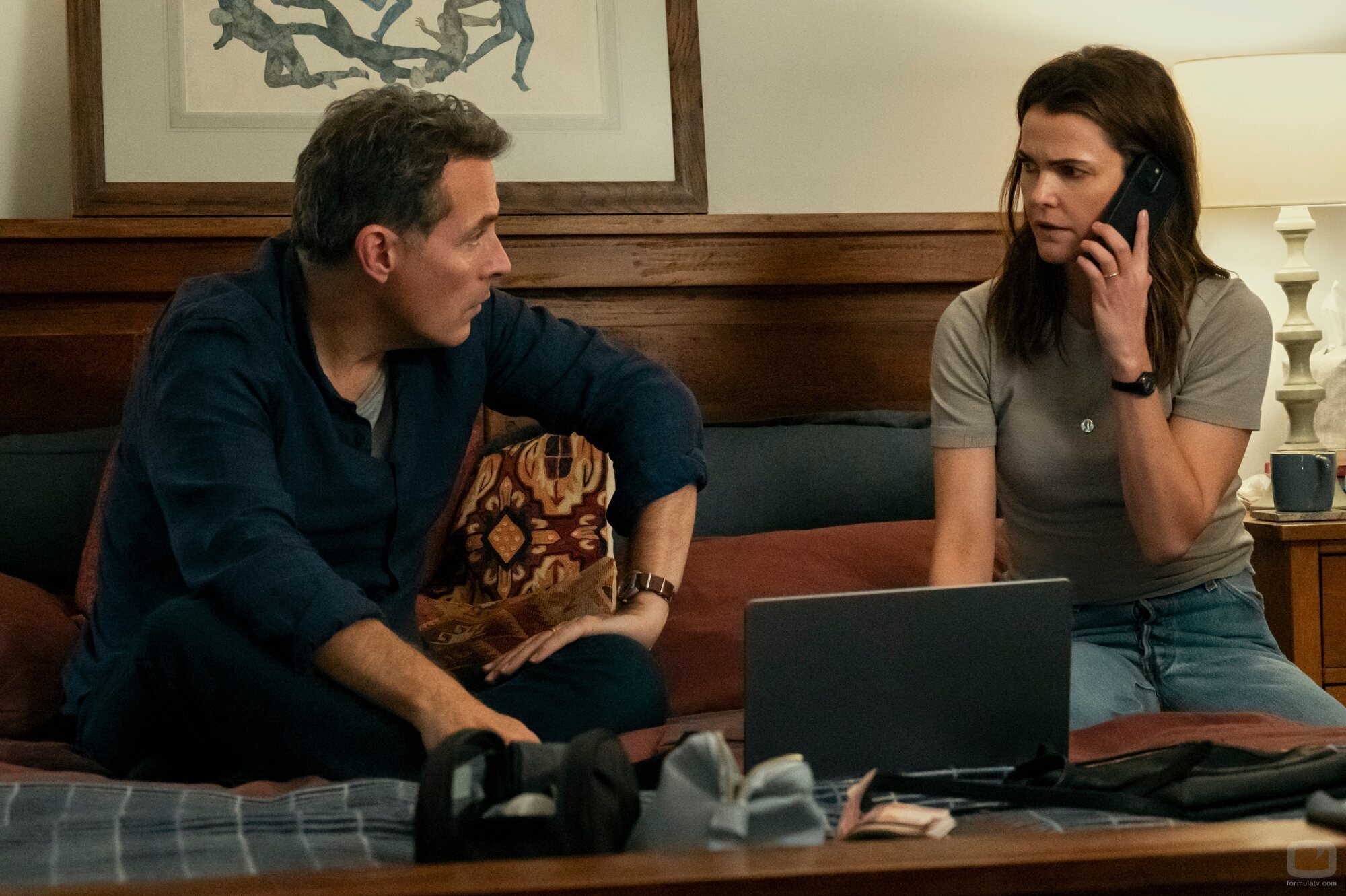 Keri Russell y Rufus Sewell en el 1x01 de 'The Diplomat'