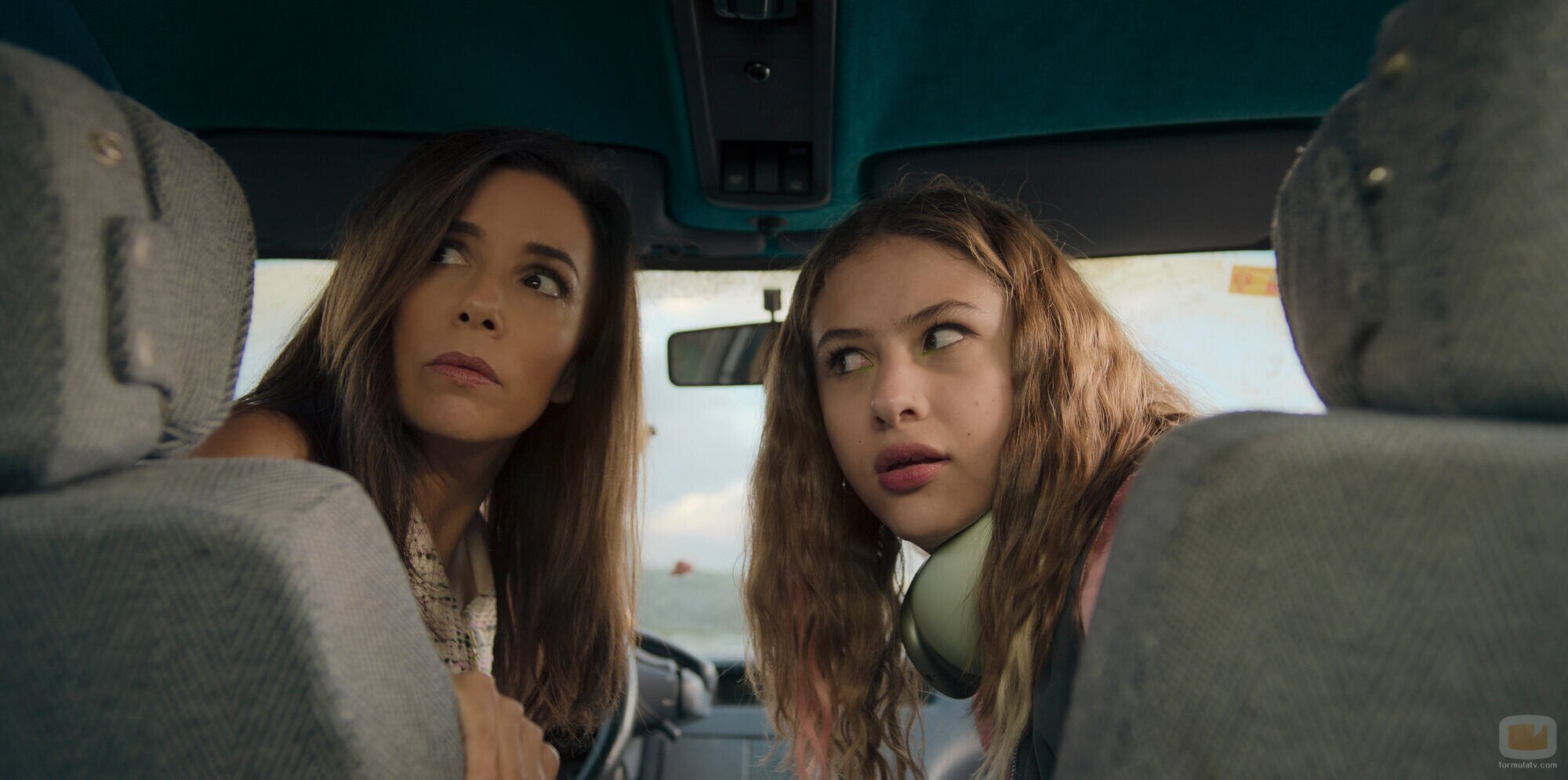 Eva Longoria y Victoria Bazua en el 1x01 de 'Tierra de mujeres'