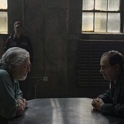 Colin Farrell y Clancy Brown en 'Horas extra' de 'El Pingüino'