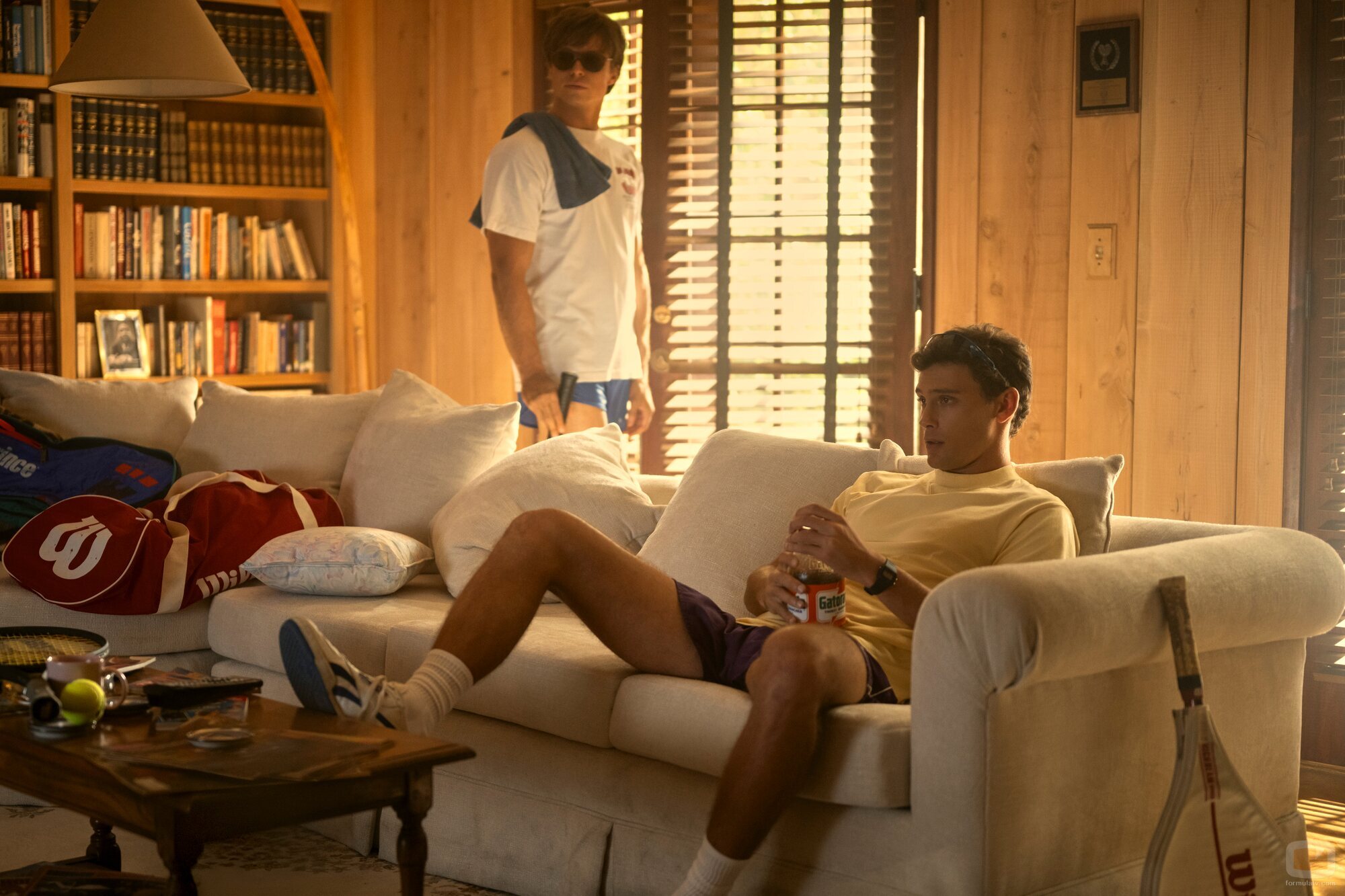 Cooper Koch y Nicholas Chavez en 'Milli Vanilli' de 'Monster'