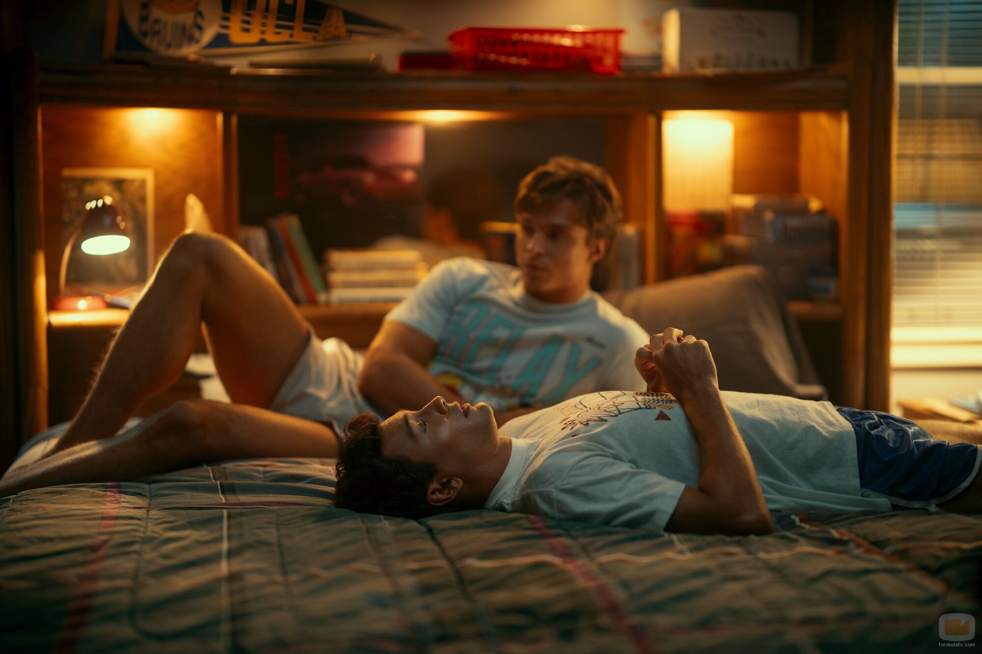 Imagen de Cooper Koch y Nicholas Chavez en el 2x01 de 'Monstruos'