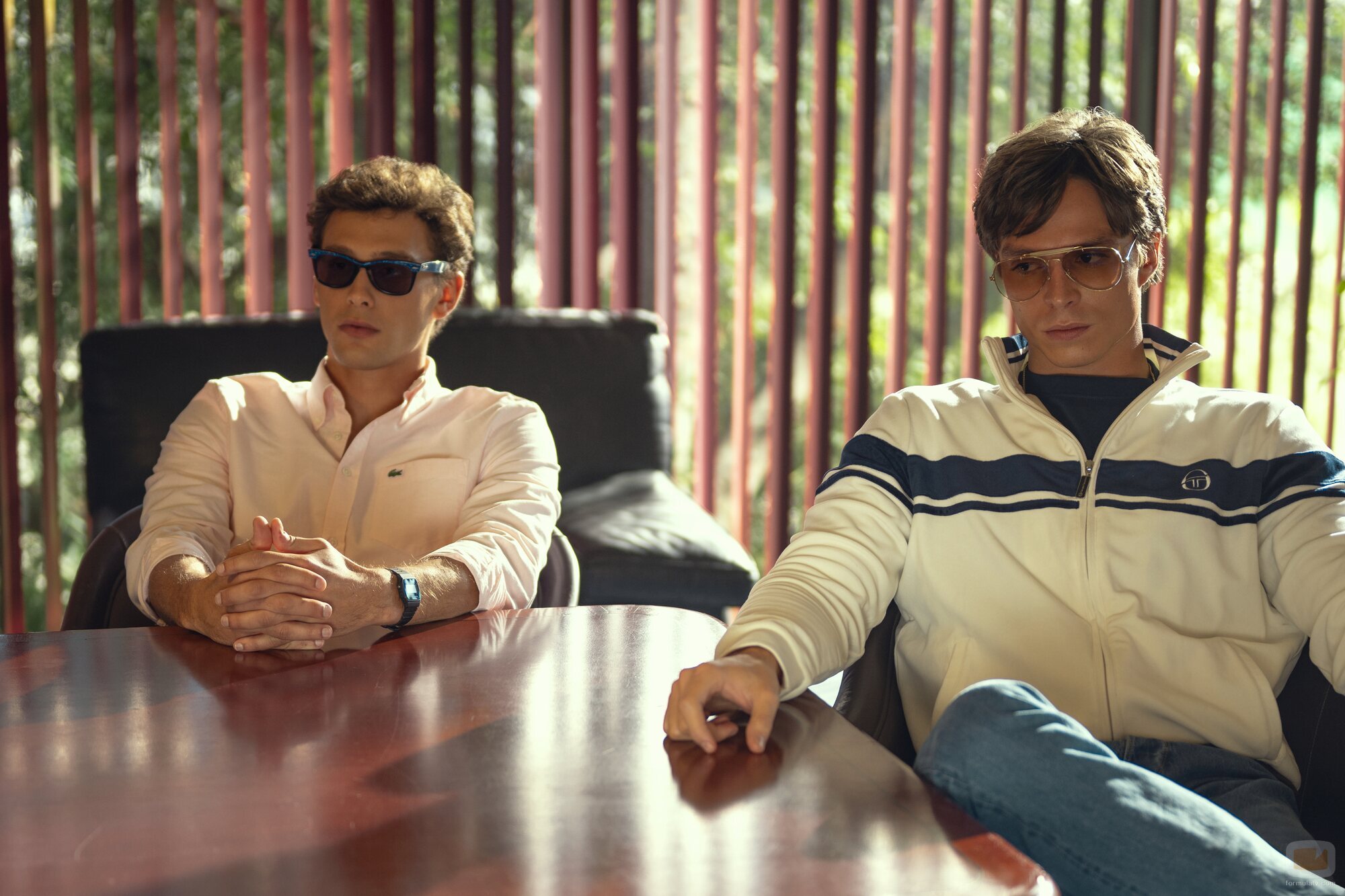 Still de Cooper Koch y Nicholas Chavez en el 'Qué divertido' de 'Dahmer'
