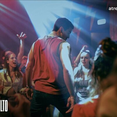 Gervasio Deferr en una fiesta en 'El gran salto'
