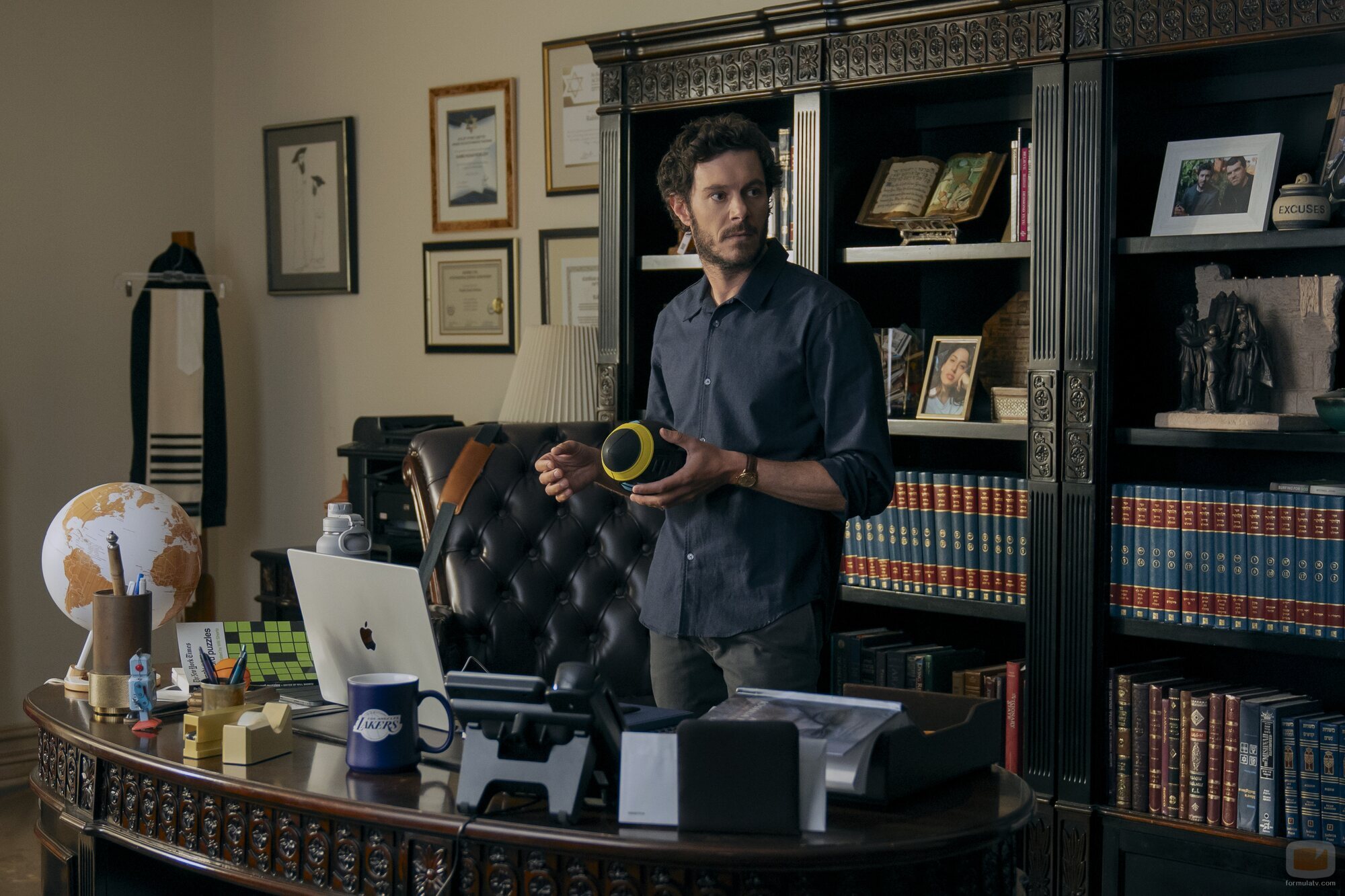 Adam Brody en 'Piloto' de 'Nadie quiere esto'