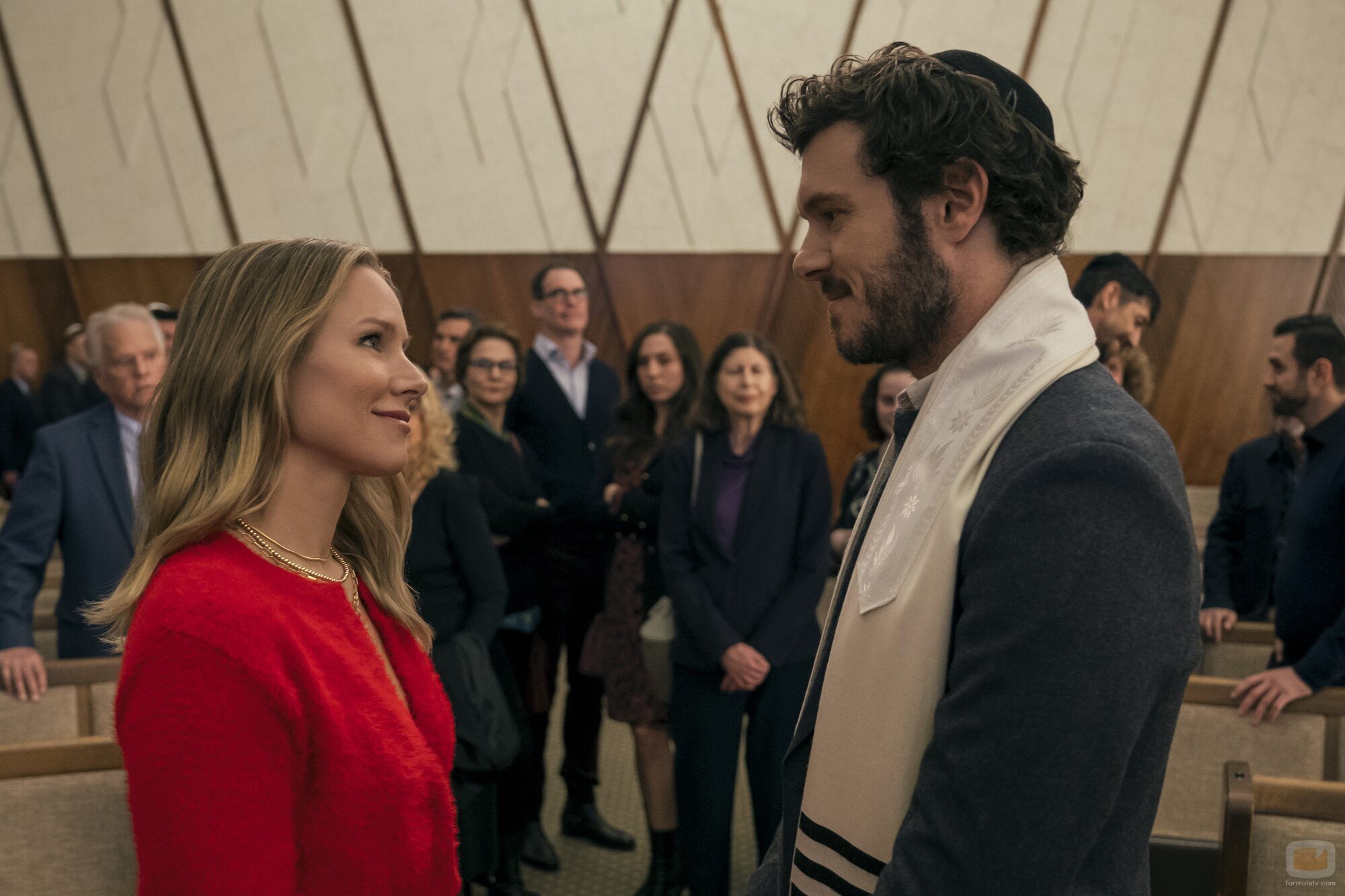 Adam Brody y Kristen Bell en el 1x02 de 'Nobody Wants This'