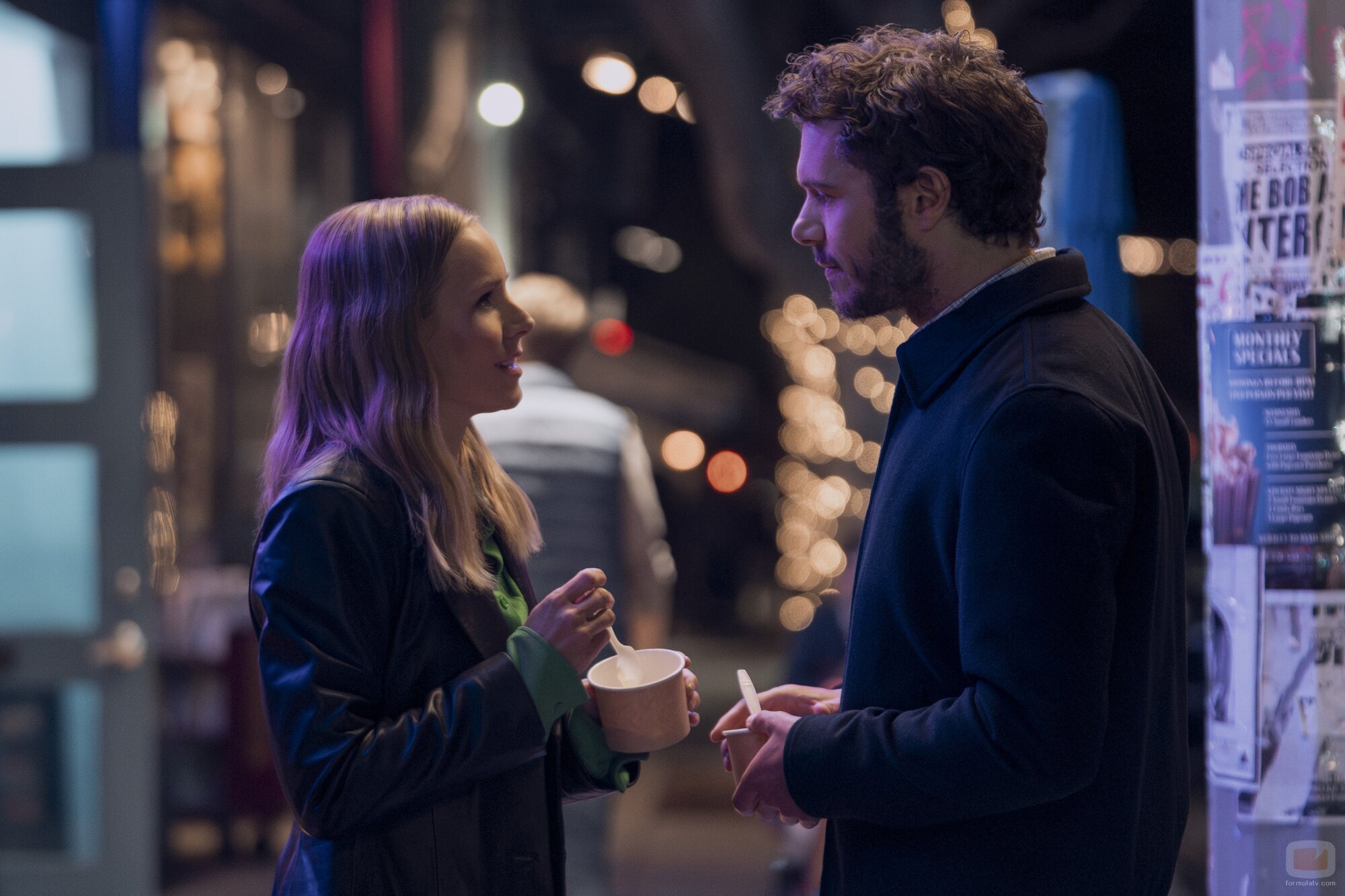 Adam Brody y Kristen Bell en 'Una shiksa entra en un templo' de 'Nobody Wants This'