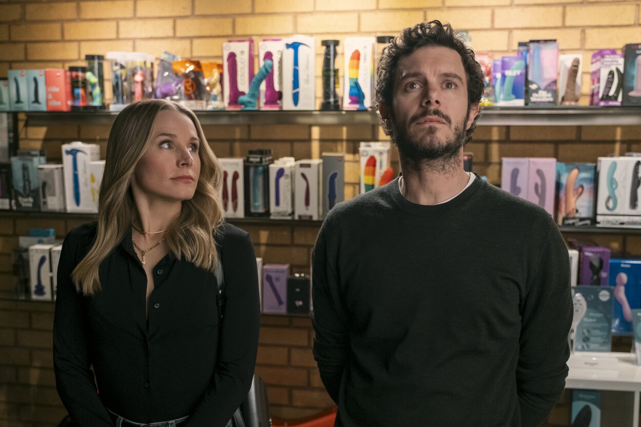 Adam Brody y Kristen Bell en el 1x06 de 'Nadie quiere esto'
