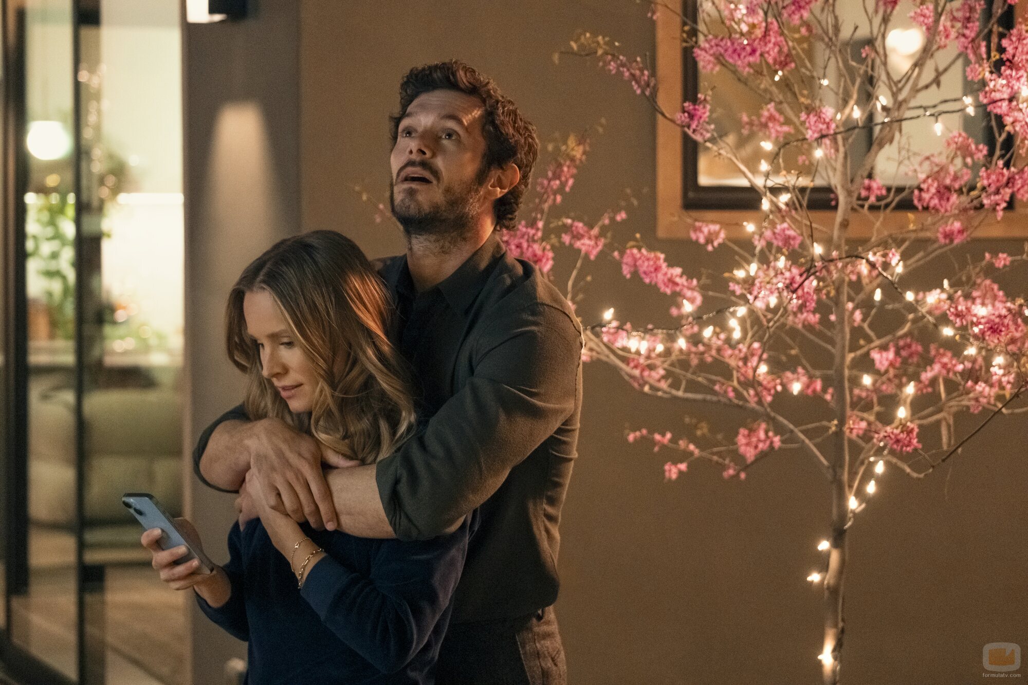 Adam Brody y Kristen Bell en el 1x08 de 'Nobody Wants This'