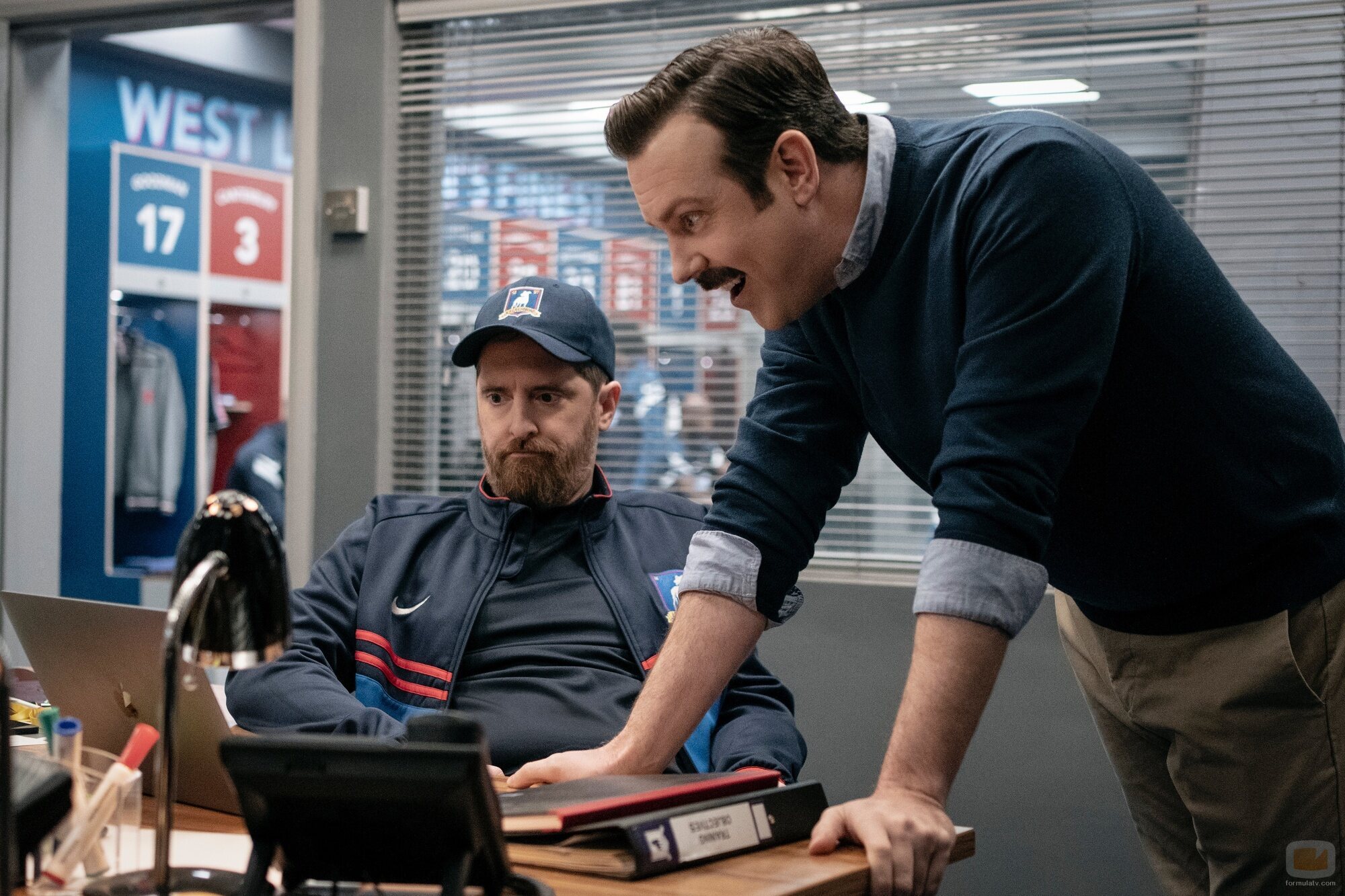 Jason Sudeikis y Brendan Hunt en '(No quiero ir a) Chelsea' de 'Ted Lasso'