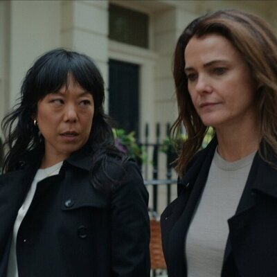Keri Russell y Ali Ahn en el 2x01 de 'La diplomática'
