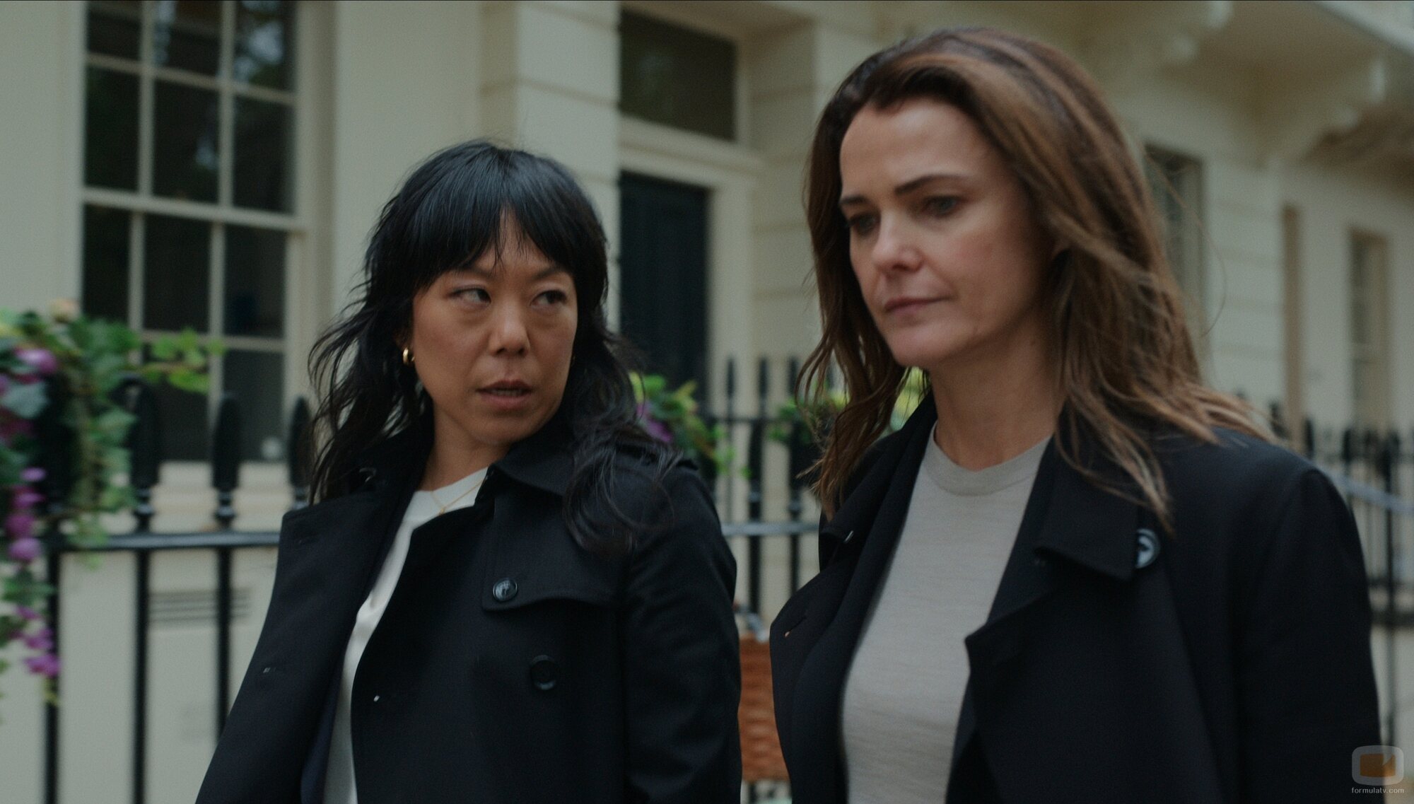 Keri Russell y Ali Ahn en el 2x01 de 'La diplomática'