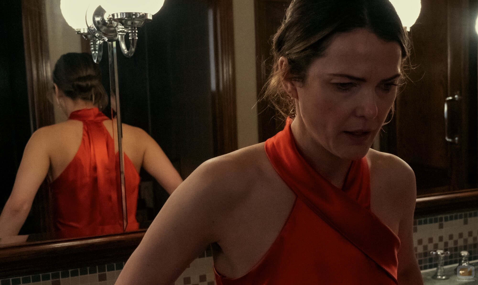 Keri Russell en 'Cuando llama un extraño' de 'La diplomática'