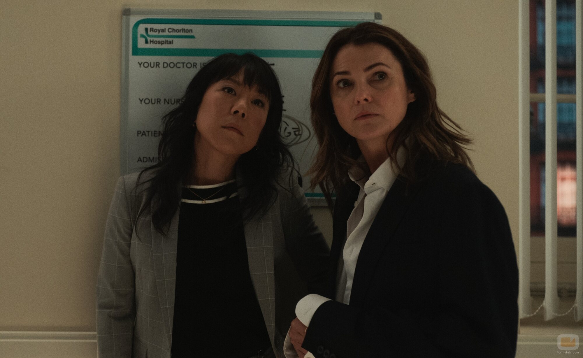 Still de Keri Russell y Ali Ahn en el 2x01 de 'La diplomática'