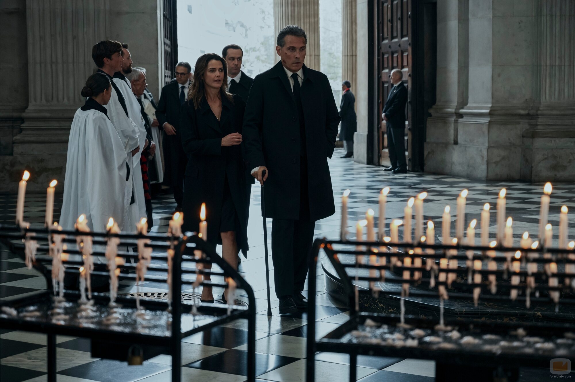 Keri Russell y Rufus Sewell en 'San Pablo' de 'La diplomática'