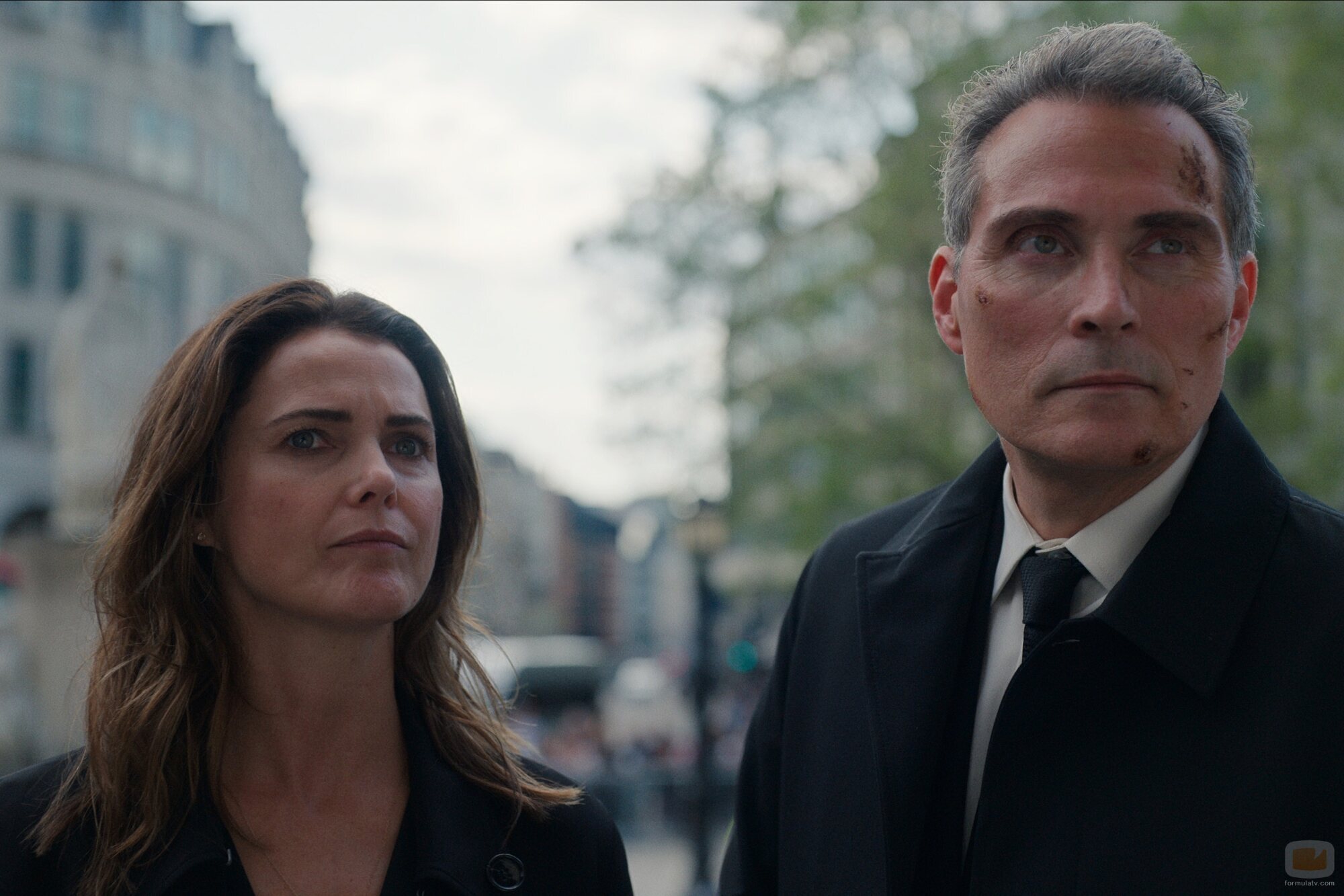 Keri Russell y Rufus Sewell en el 2x02 de 'La diplomática'