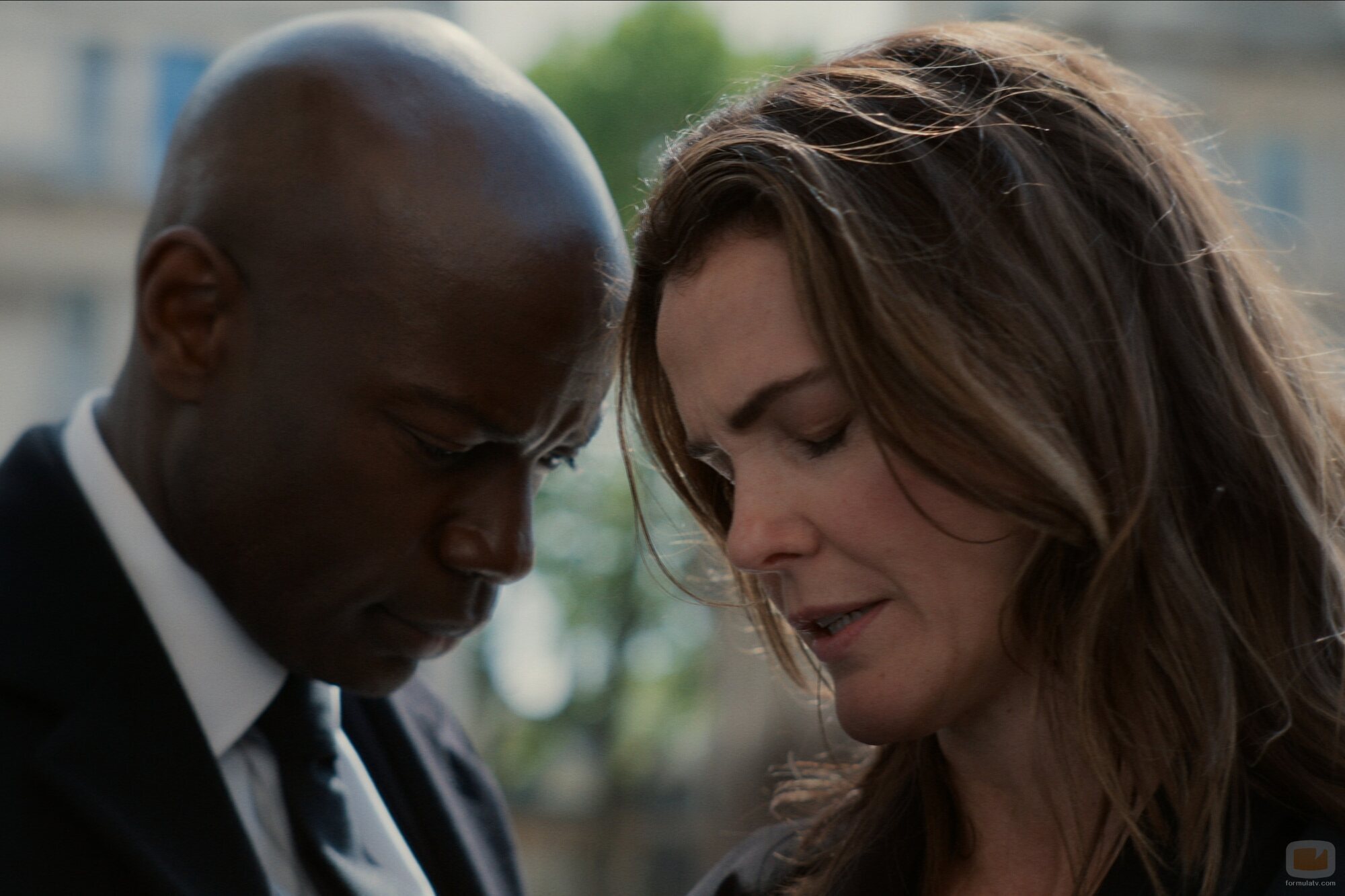 Keri Russell y David Gyasi en el 2x02 de 'The Diplomat'