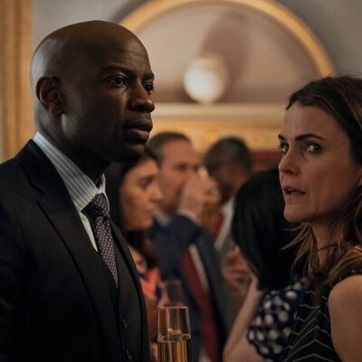 Keri Russell y David Gyasi en el 2x03 de 'La diplomática'