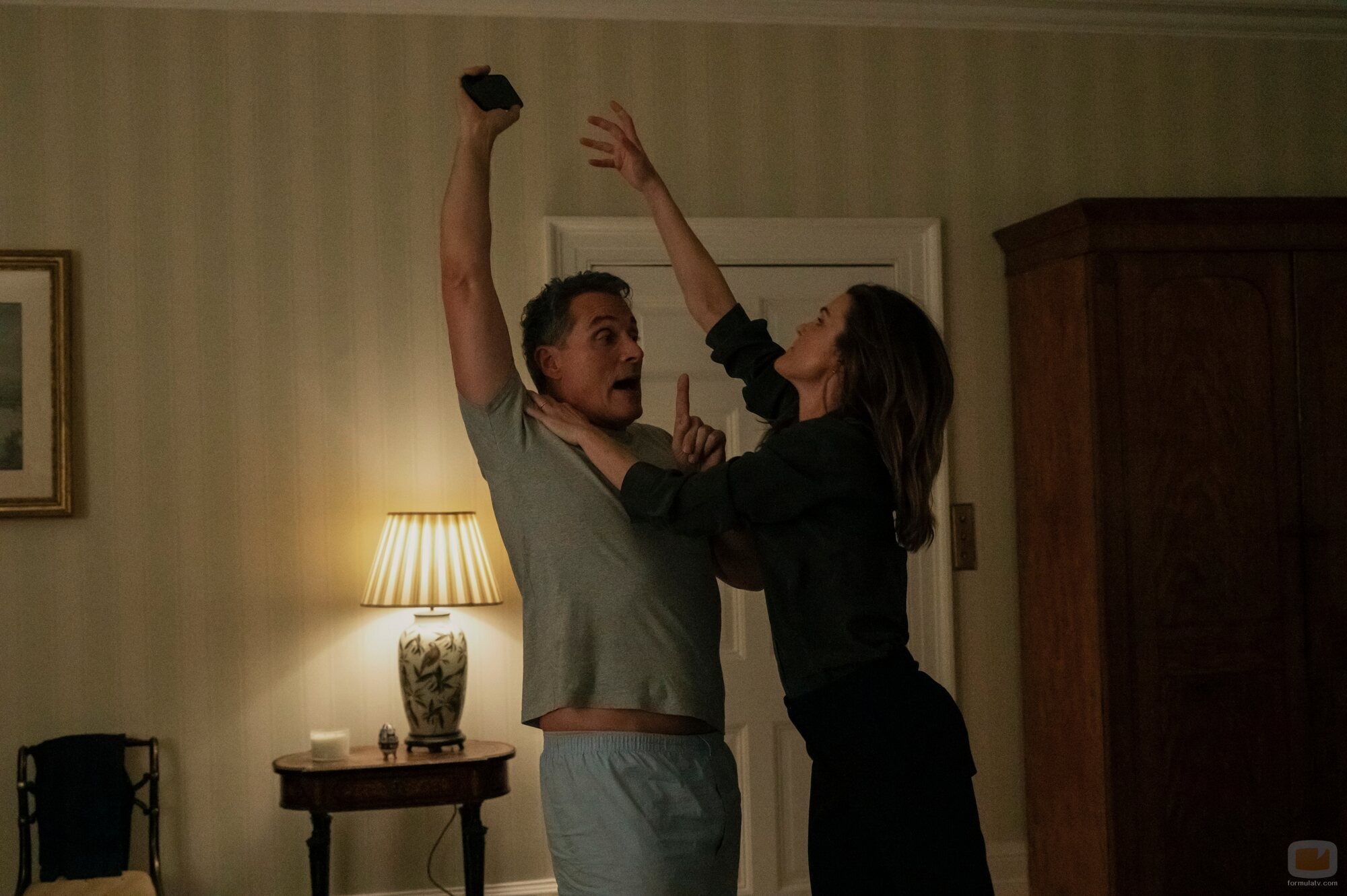 Keri Russell y Rufus Sewell en el 2x05 de 'La diplomática'