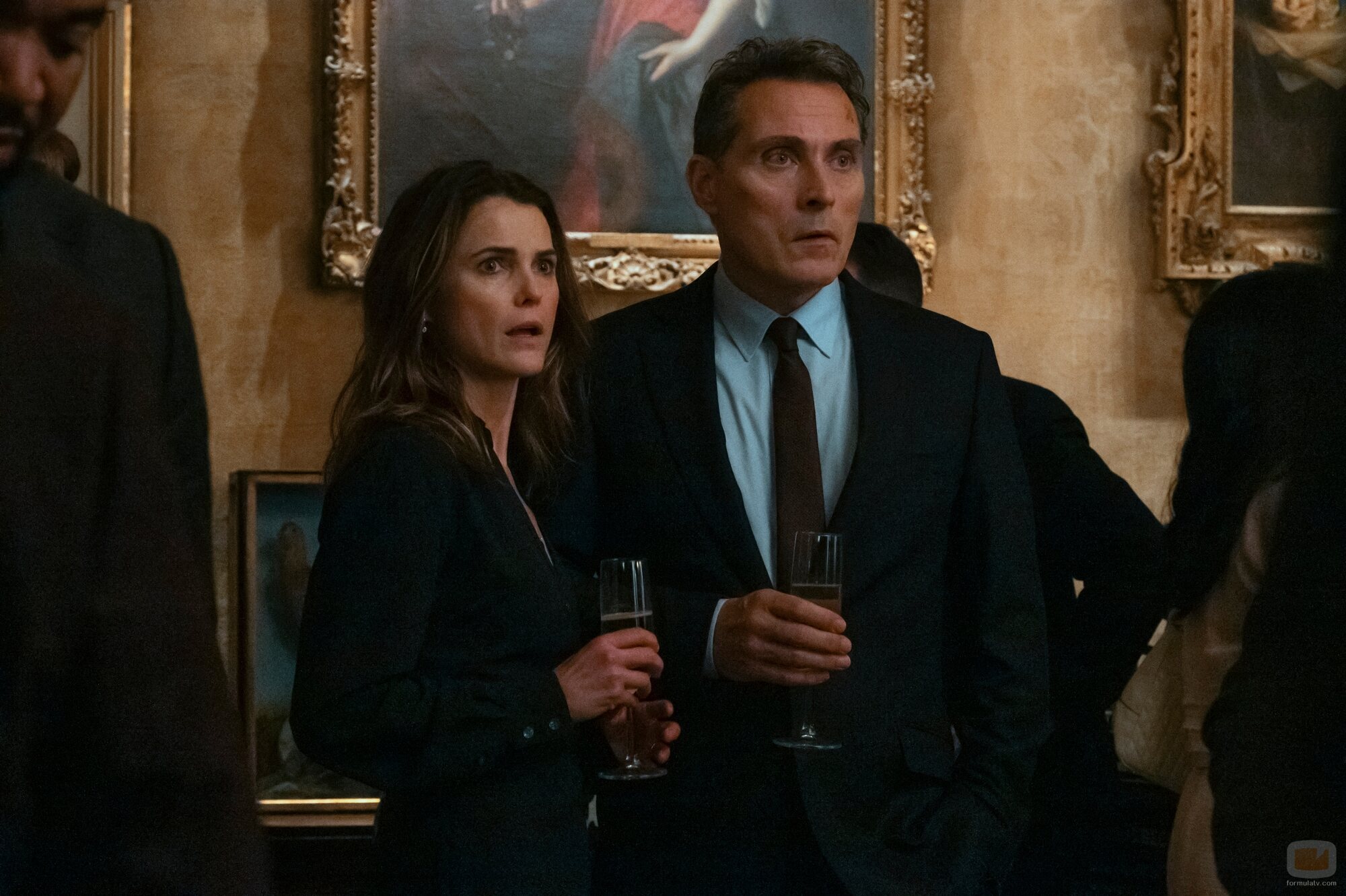 Keri Russell y Rufus Sewell en 'Nuestra Señora de la Inmaculada Decepción' de 'La diplomática'