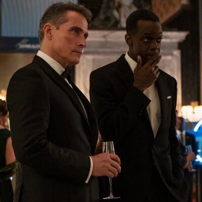 Rufus Sewell y Ato Essandoh en el 2x06 de 'La diplomática'