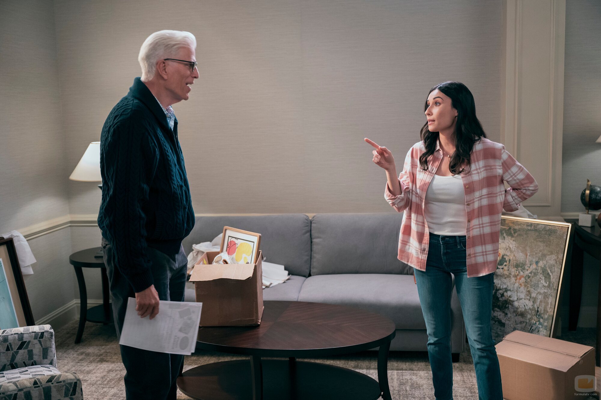 Ted Danson y Lilah Richcreek Estrada en el 1x01 de 'Un hombre infiltrado'