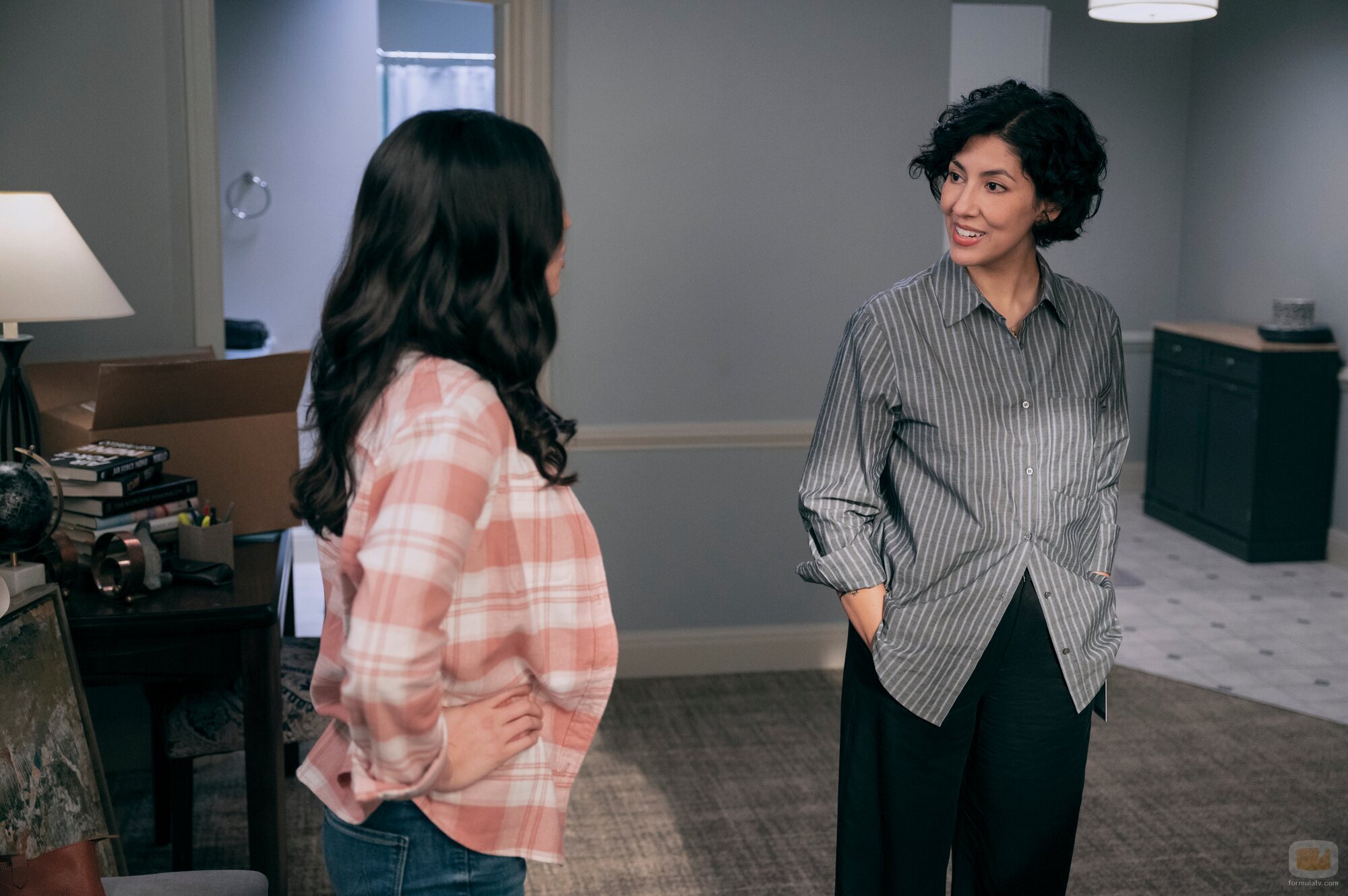 Stephanie Beatriz y Lilah Richcreek Estrada en 'El viejo topo' de 'Un hombre infiltrado'