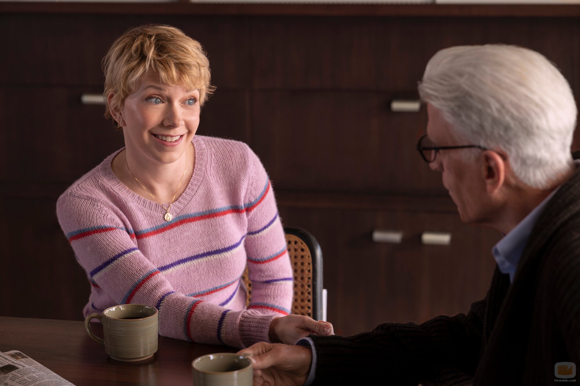 Mary Elizabeth Ellis y Ted Danson en el 1x01 de 'A Man on the Inside'