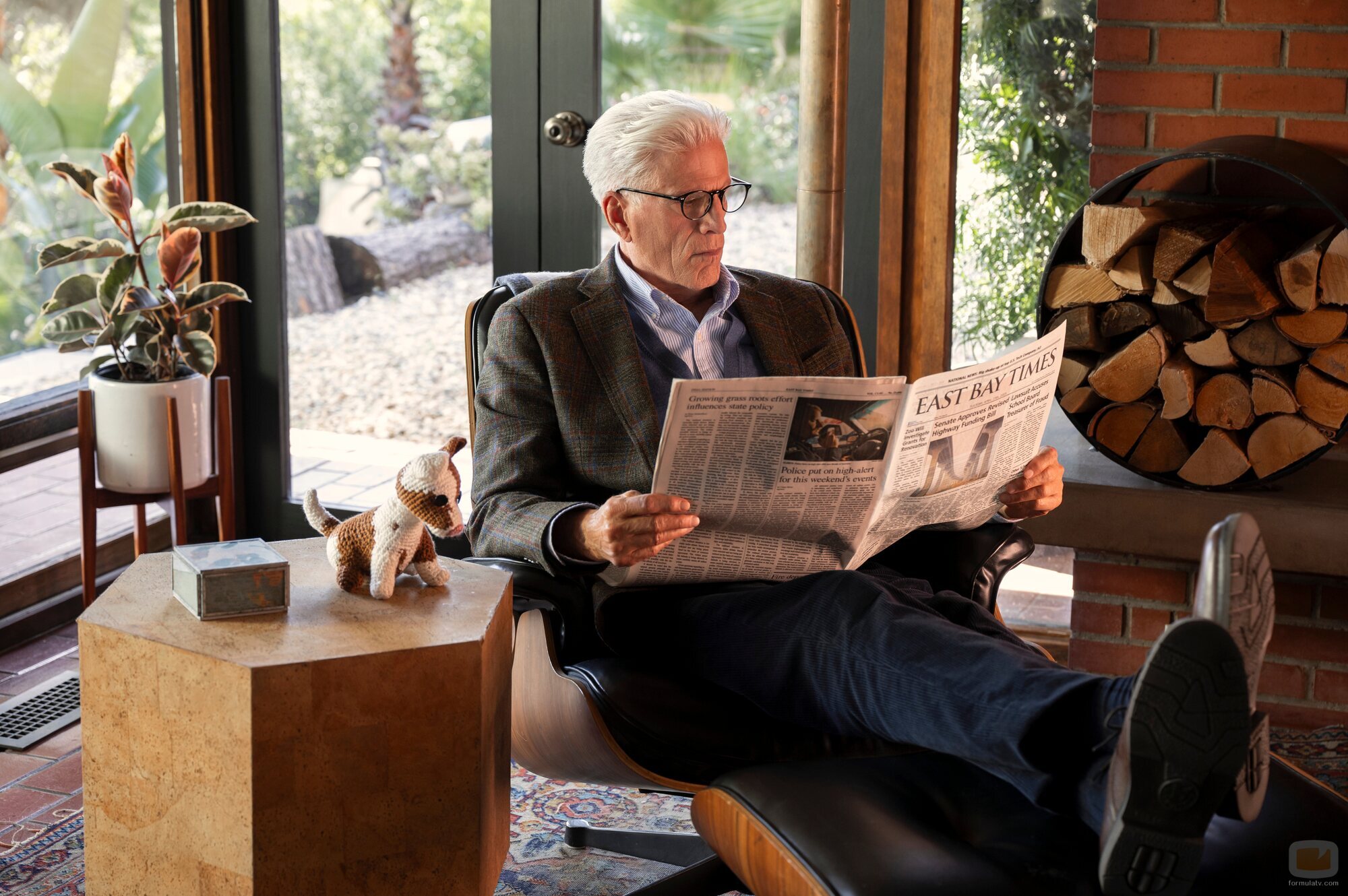 Imagen de Ted Danson en el 1x01 de 'A Man on the Inside'