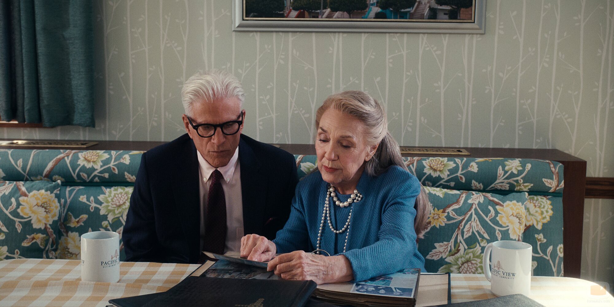 Escena de Ted Danson en 'El hombre que sabía demasiado sobre puentes' de 'A Man on the Inside'