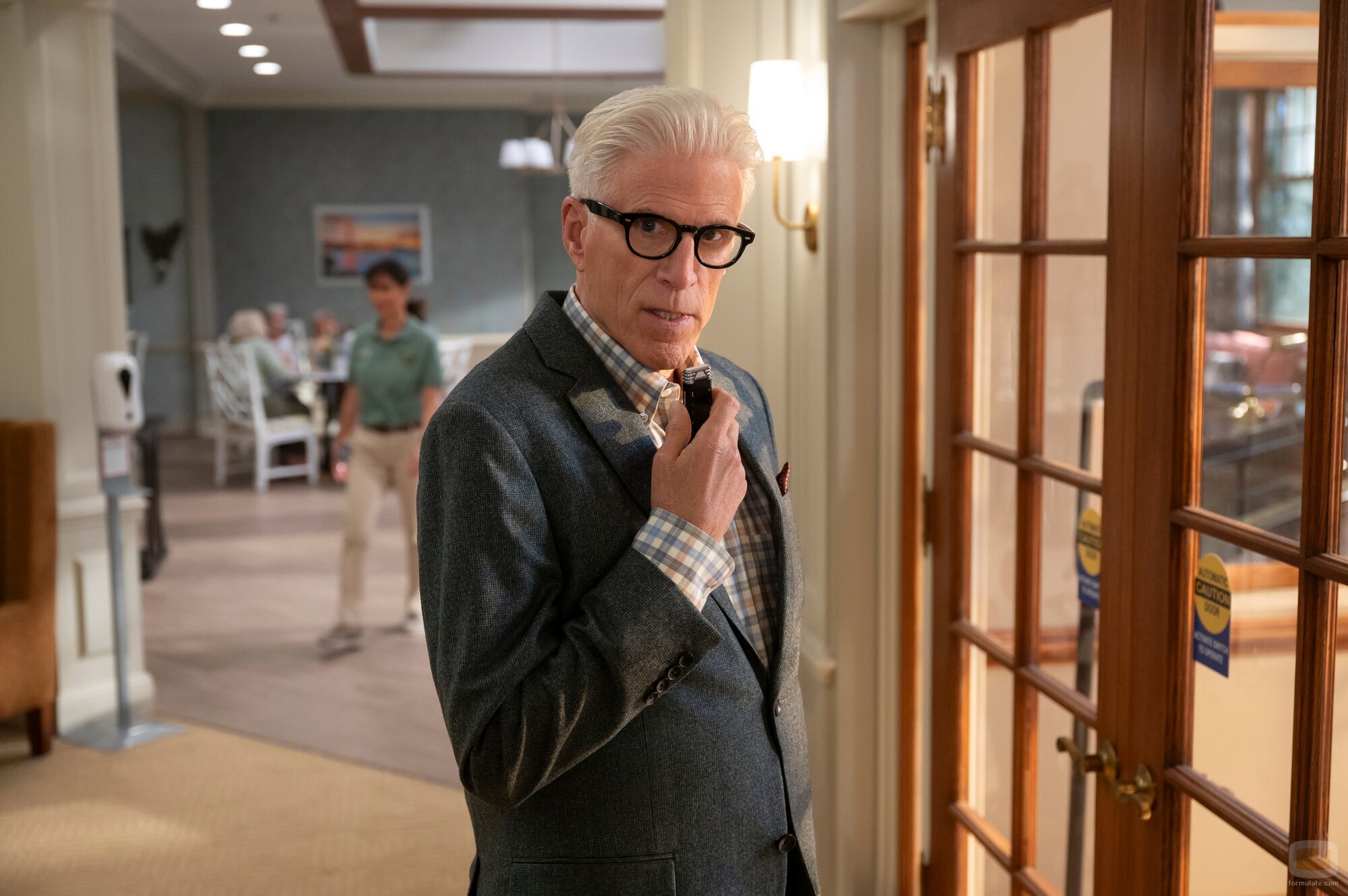 Still de Ted Danson en el 1x02 de 'Un hombre infiltrado'