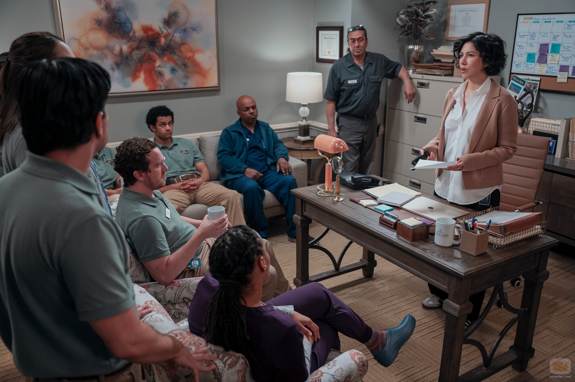 Stephanie Beatriz en 'Emily siempre llama dos veces' de 'A Man on the Inside'